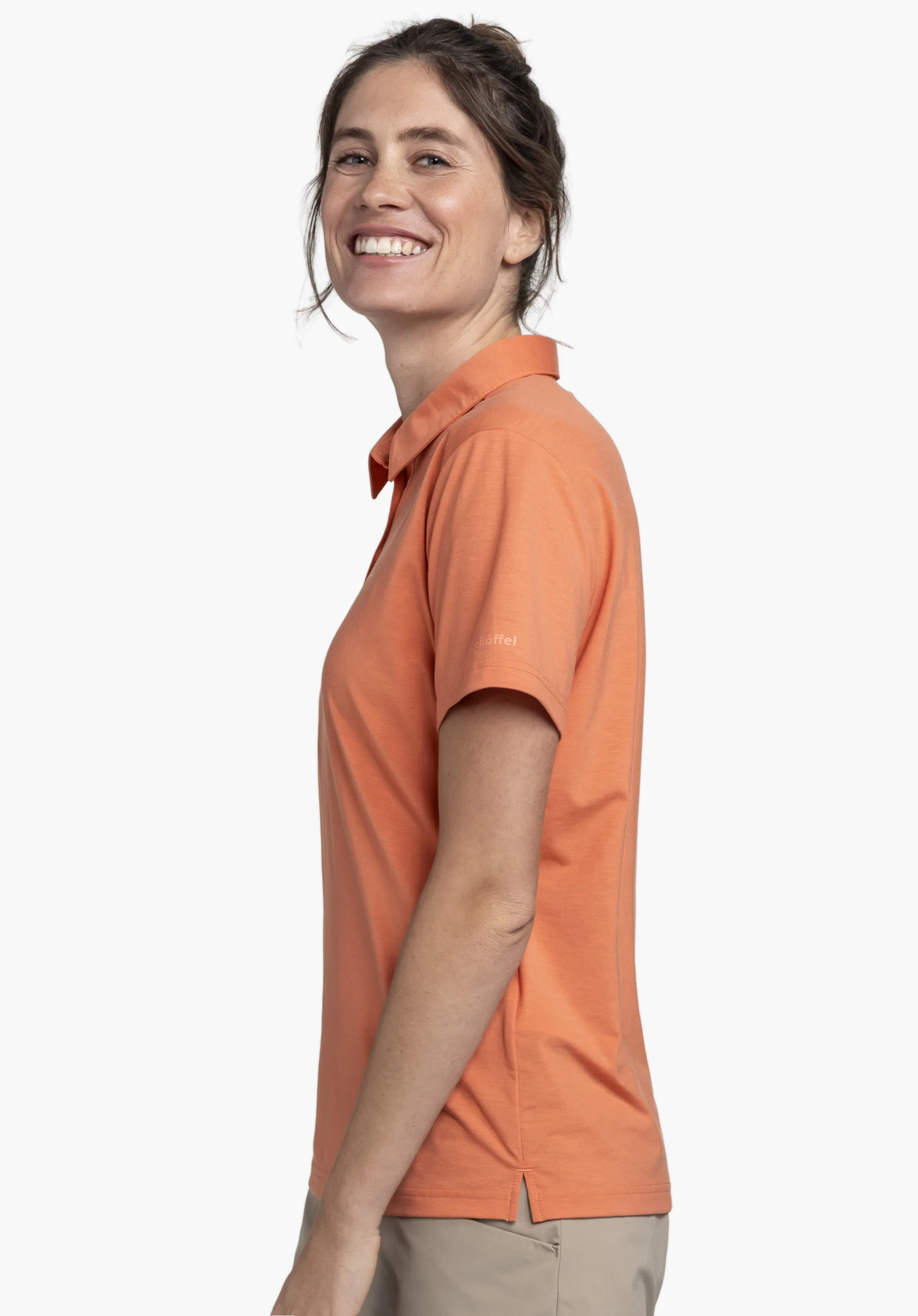 Polo Shirt Ramseck L, détail de la manche en tissu orange avec un subtil Schöffel-Logo, gros plan sur fond blanc/neutre.