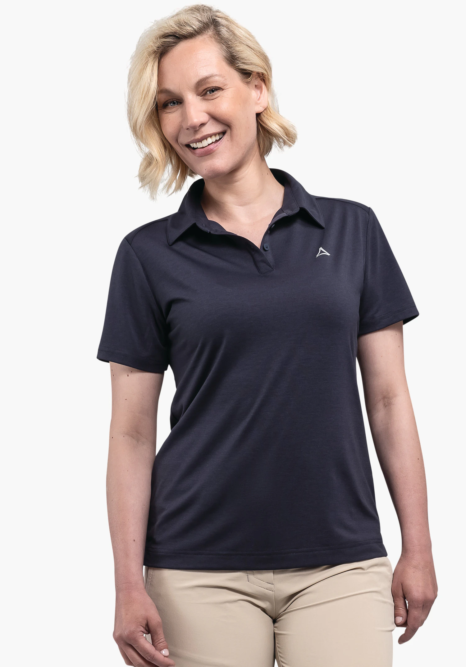 Polo Shirt Ramseck L. Ein lächelndes Model steht in Frontalansicht und trägt das blaue Polohemd. Das Schöffel-Logo ist auf der linken Brust zu sehen, fotografiert vor einem neutralen Hintergrund.