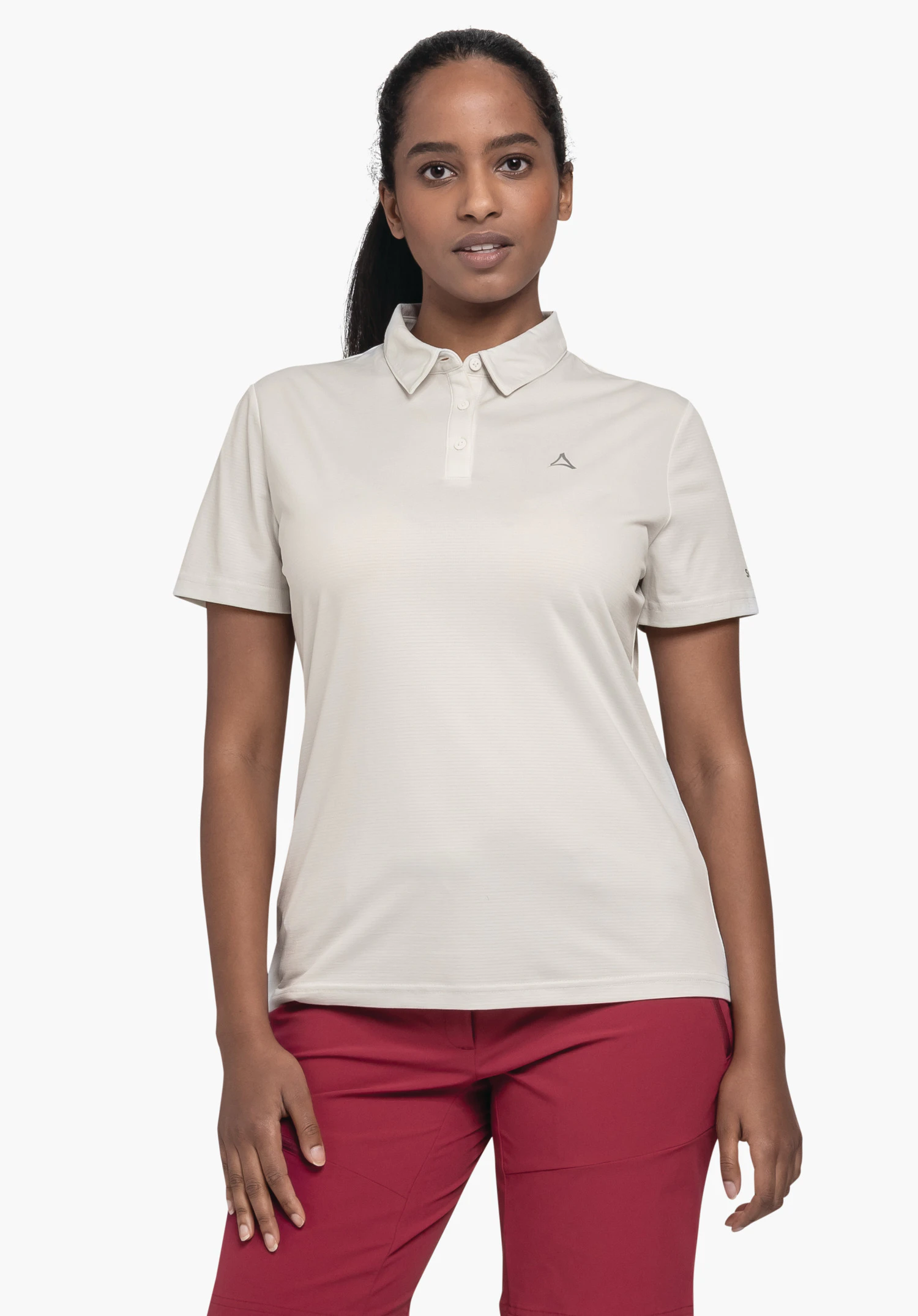 CIRC Polo Shirt Tauron L in de kleur natur op een model. De vrouw staat frontaal naar de camera en draagt het poloshirt met korte mouwen, een knoopsluiting en een zichtbaar Schöffel-logo op de linkerborst tegen een neutrale achtergrond.