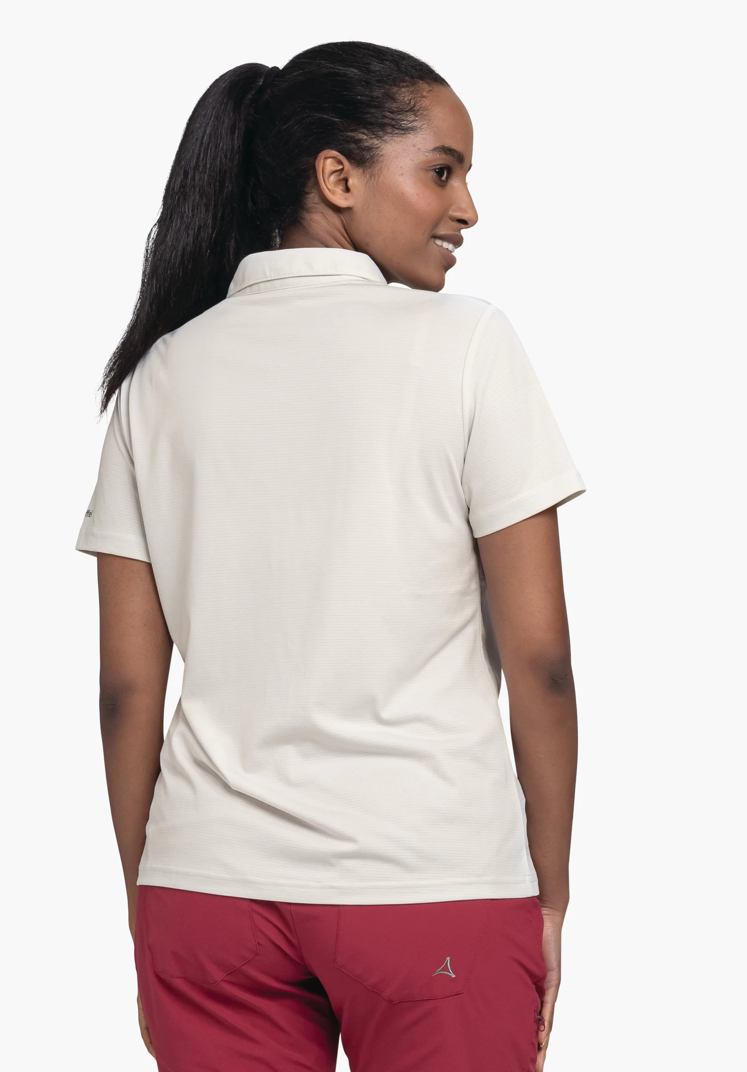 CIRC Polo Shirt Tauron L in de kleur natur. Het model wordt getoond vanaf de rugzijde met een licht gedraaid hoofd tegen een neutrale achtergrond. Het subtiele Schöffel-logo is zichtbaar op de mouw.