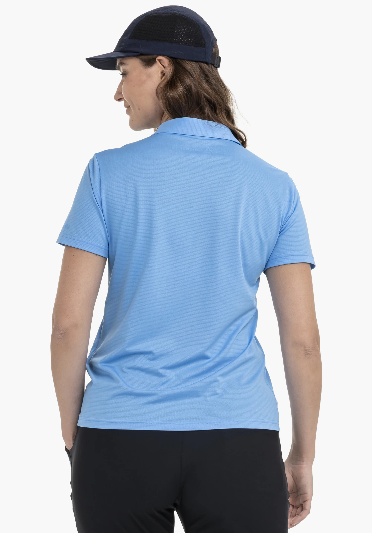 CIRC Polo Shirt Tauron L in Blau zeigt das Model in der Rückenansicht. Die Silhouette ist klar erkennbar vor einem neutralen Hintergrund. Ein dezentes Schöffel-Logo befindet sich im Nackenbereich des Shirts.