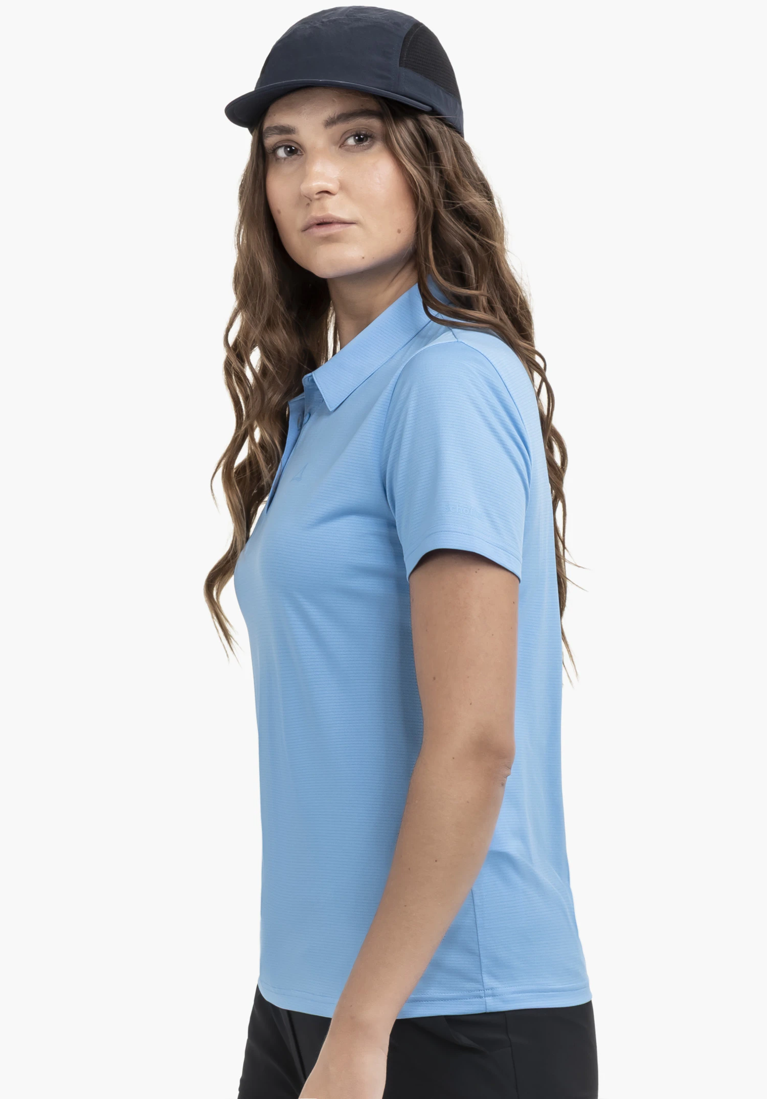 CIRC Polo Shirt Tauron L in blau präsentiert an einem Model, das seitlich zur Kamera steht. Vor einem neutralen Hintergrund kommt das dezente Schöffel-Logo auf dem Ärmel zur Geltung.