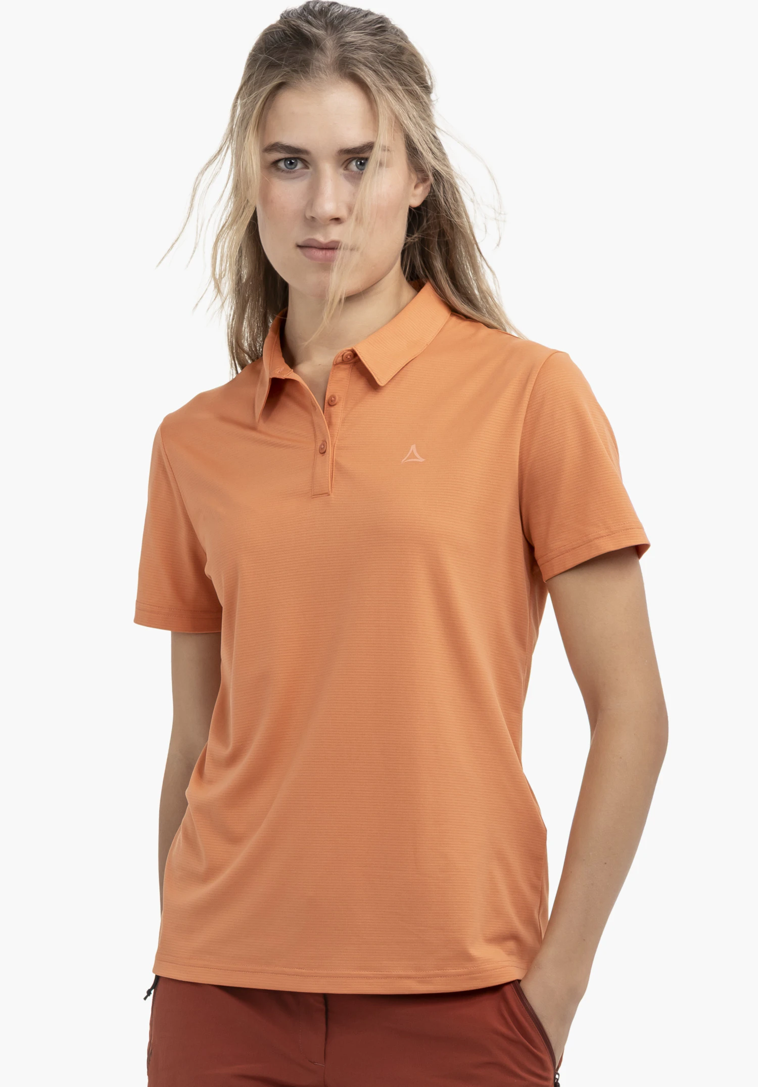 CIRC Polo Shirt Tauron L in Orange, präsentiert von einem Model. Das Model steht frontal vor einem neutralen Hintergrund, wobei das Schöffel-Logo dezent auf der linken Brust sichtbar ist.