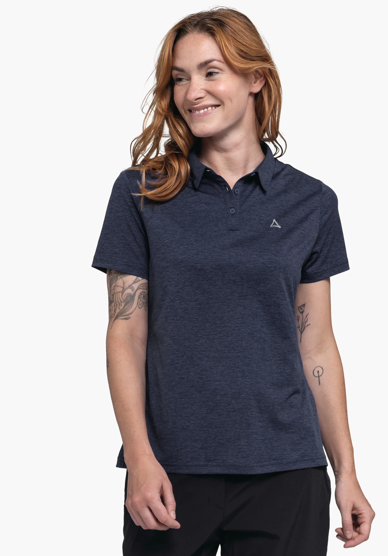 CIRC Polo Shirt Tauron L in Blau wird von einem Model getragen, das frontal steht und lächelnd zur Seite blickt. Das kurzärmelige Poloshirt mit Knopfleiste zeigt das Schöffel-Logo auf der linken Brust und wird vor einem neutralen Hintergrund präsentiert.