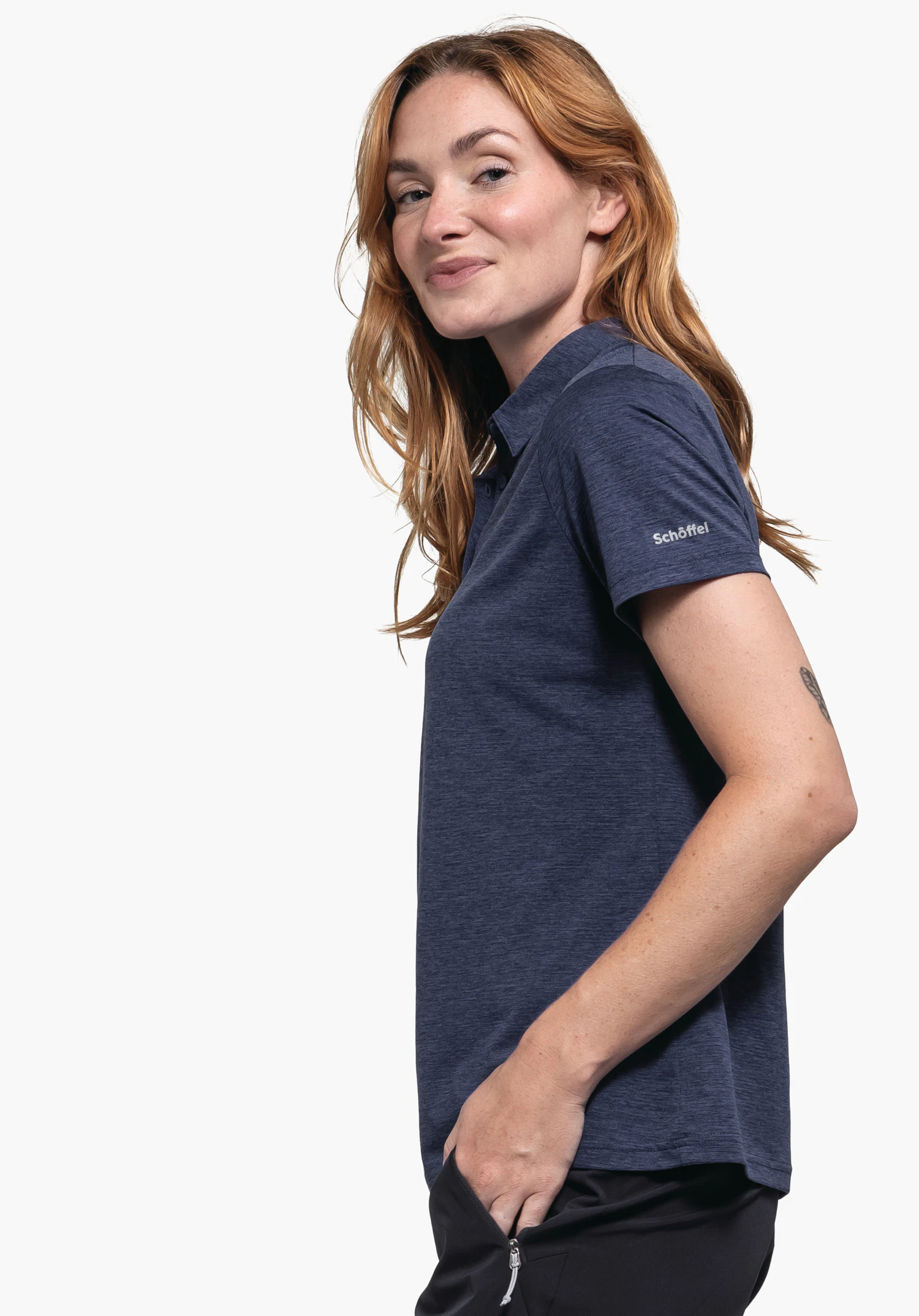 CIRC Polo Shirt Tauron L en bleu : Le mannequin est debout de profil sur un fond neutre, regardant vers l'appareil photo, mettant en valeur le logo Schöffel discrètement placé sur la manche.