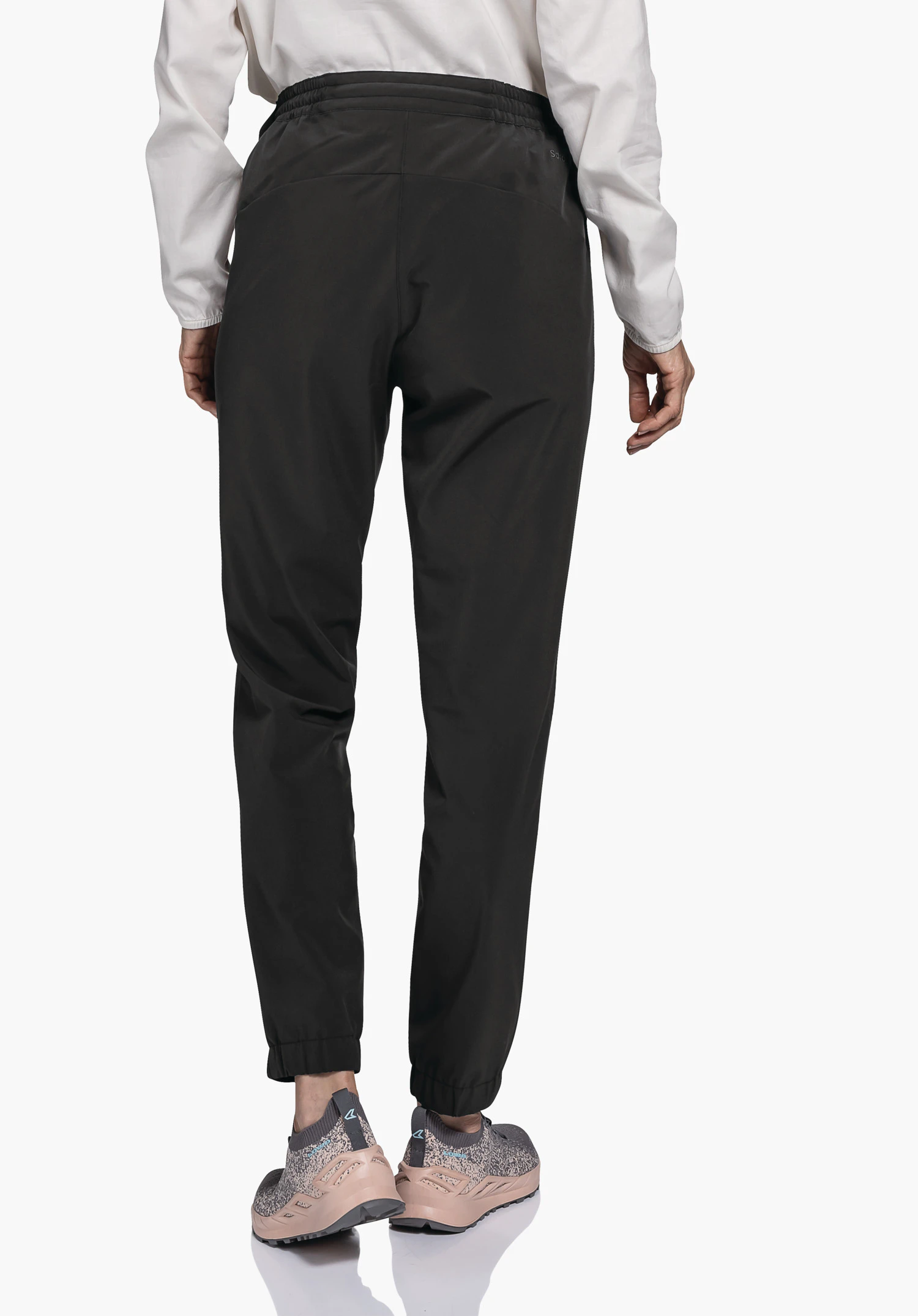 Pants Vienna L in der Rückenansicht auf einem neutralen Hintergrund. Die schwarze Hose zeigt einen elastischen Bund und das Schöffel-Logo auf der rechten Rückseite.