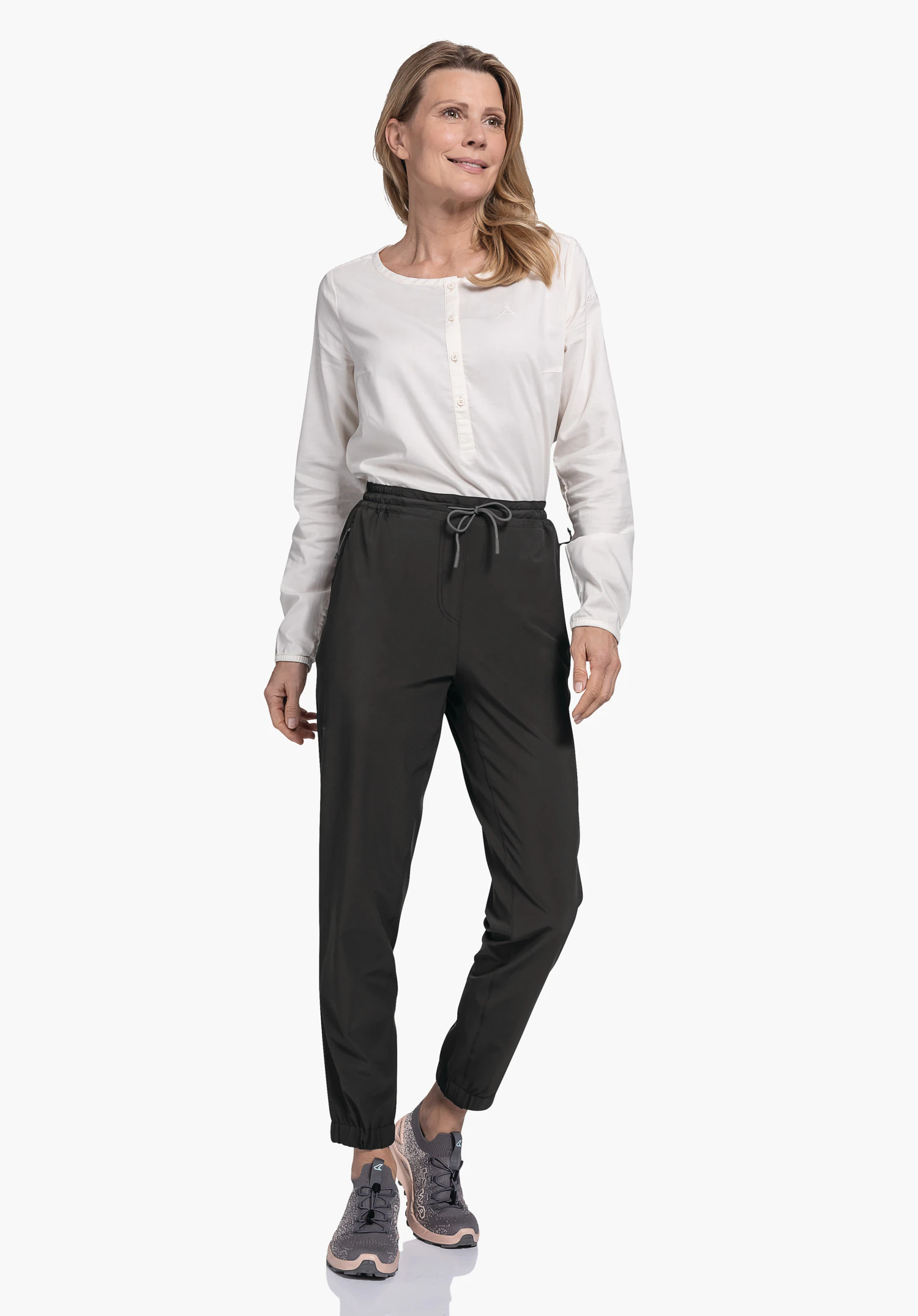 Pants Vienna L, Fokus auf den elastischen Bund mit gebundener Kordel und den glatten, schwarzen Stoff, Nahaufnahme vor weißem/neutralem Hintergrund.