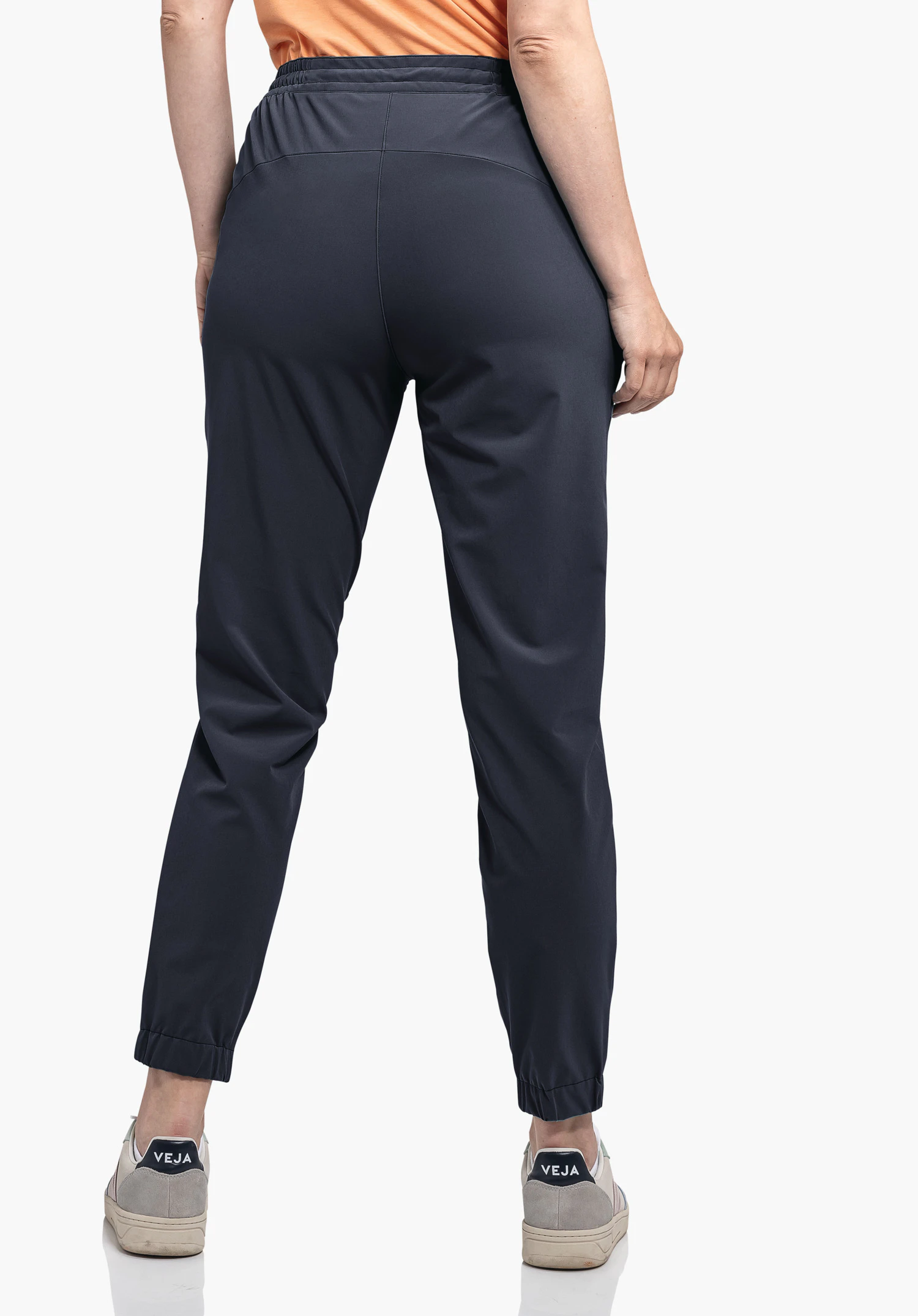 Pants Vienna L en bleu présentée de dos sur un mannequin sur un fond neutre.