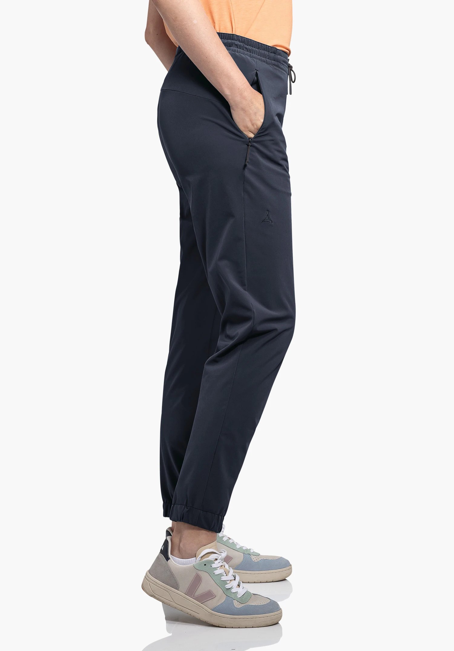 Pants Vienna L en bleu, présenté dans une vue latérale sur un fond neutre. Le modèle met en valeur la coupe du pantalon avec ses poches pratiques, tandis que le logo Schöffel discret est visible sur la cuisse.