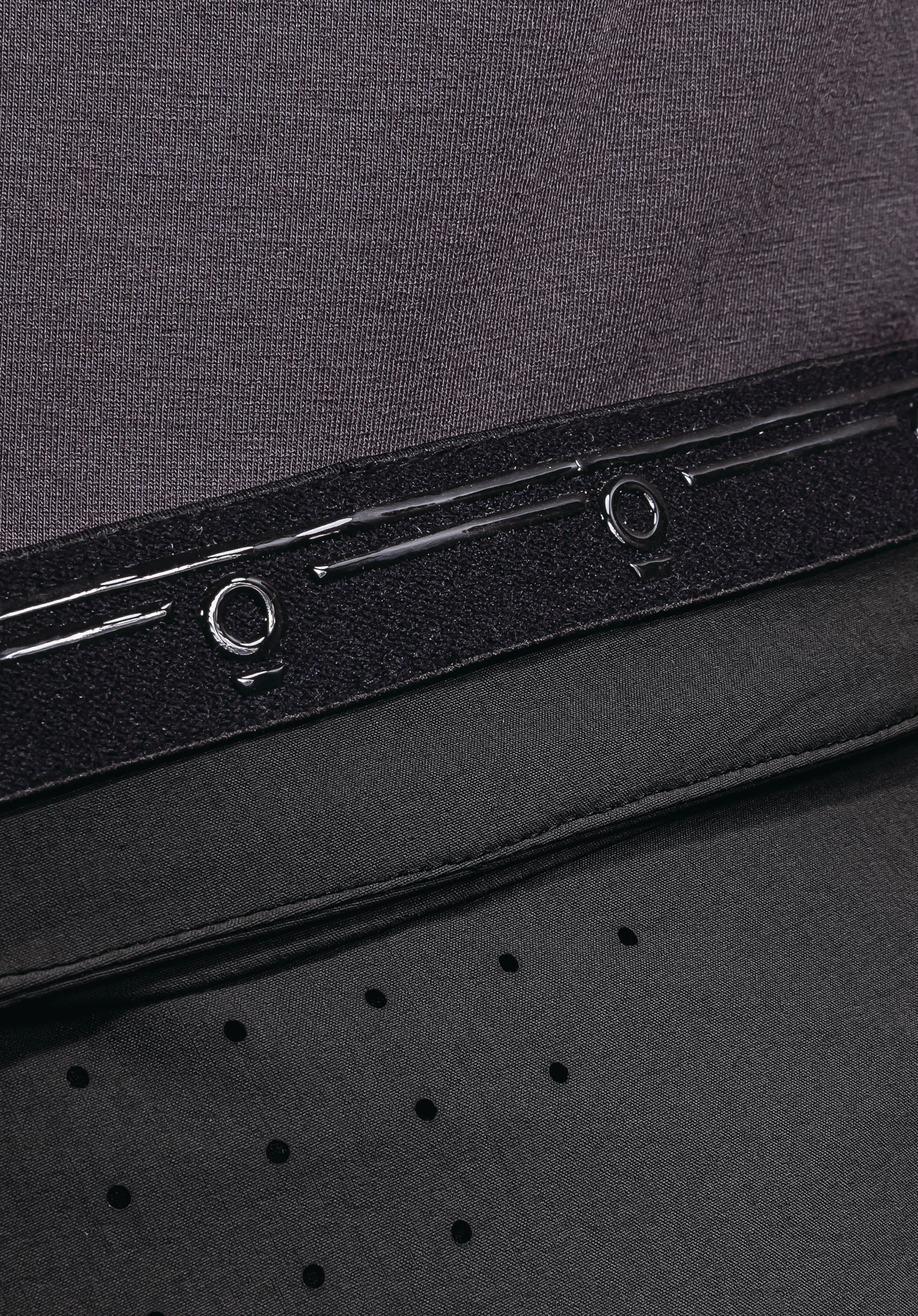 Pants Arosa M. Vue détaillée de la ceinture intérieure en noir avec revêtement en silicone antidérapant et perforations d'aération découpées au laser en dessous, gros plan sur fond blanc/neutre.