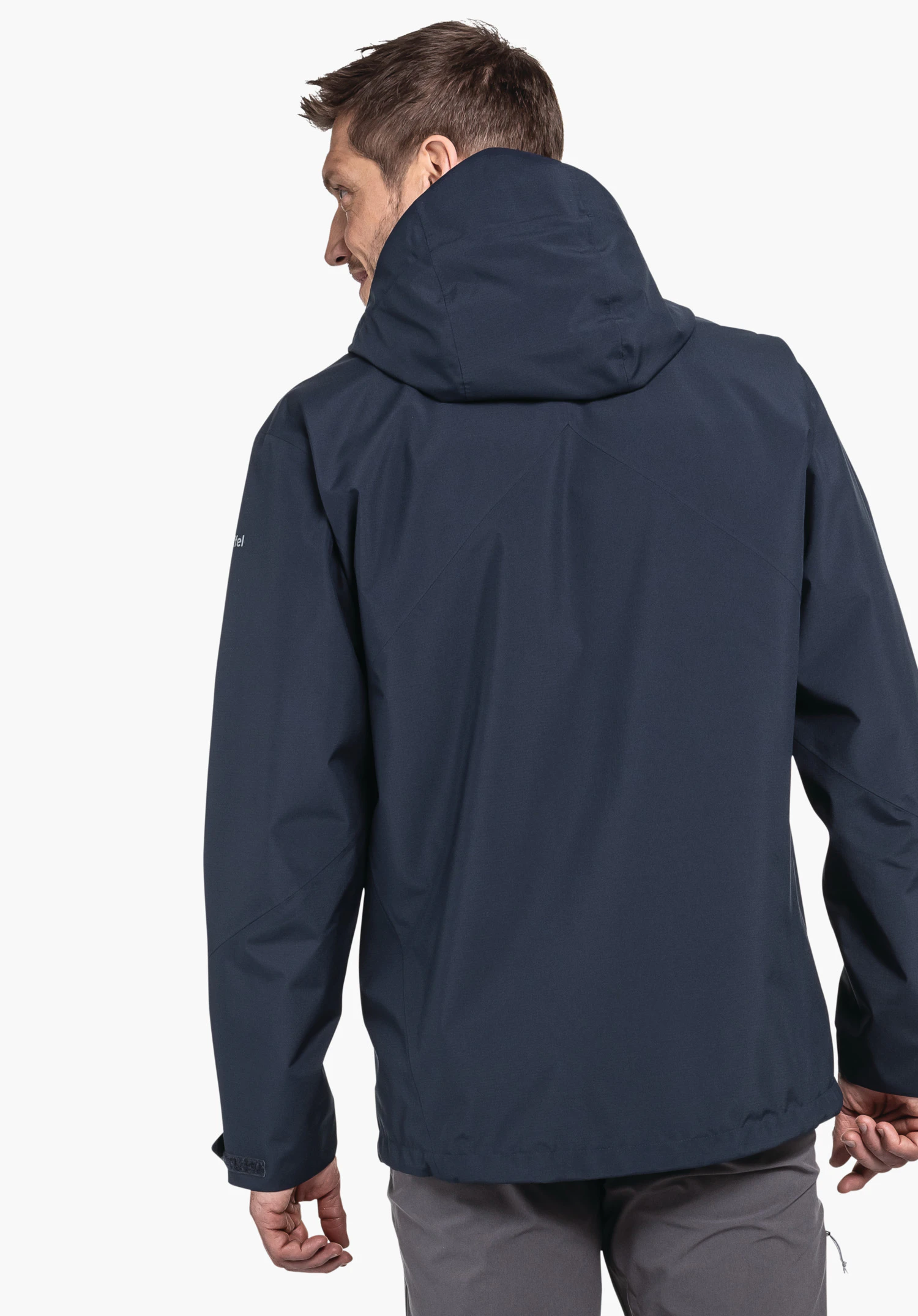 Jacket Style Yew MNS veste outdoor bleu foncé; la personne la porte et regarde par-dessus son épaule; contexte: fond blanc clair.