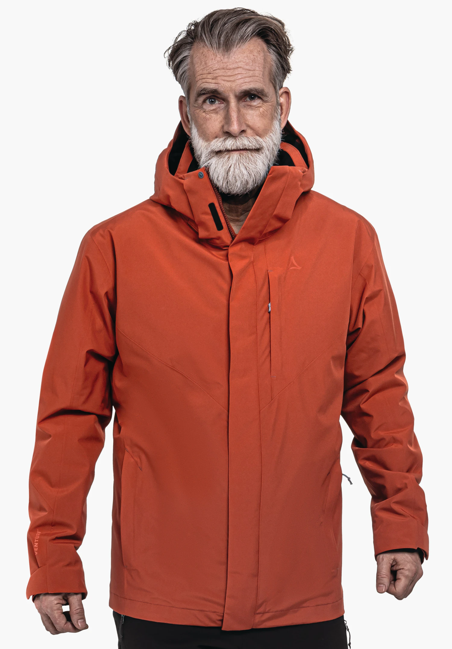 3in1 Jacket Style Tamina MNS Älterer Mann mit weißem Bart trägt orange Jacke mit Kapuze; Schöffel-Logo auf der Brust; Ärmelaufdruck "VENTURI"; steht vor hellem Hintergrund.