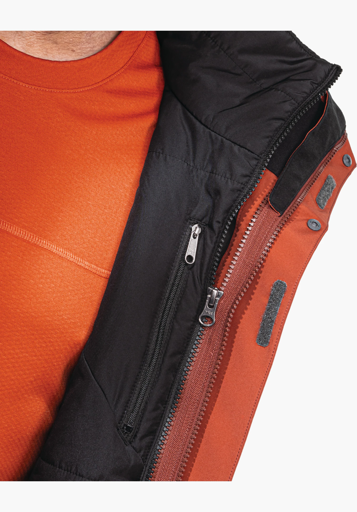 3in1 Jacket Style Tamina MNS zeigt die vertikale Reißverschluss-Innentasche im schwarzen Futter sowie die rote Windschutzleiste mit Klettverschluss und Druckknöpfen, Nahaufnahme vor weißem/neutralem Hintergrund.