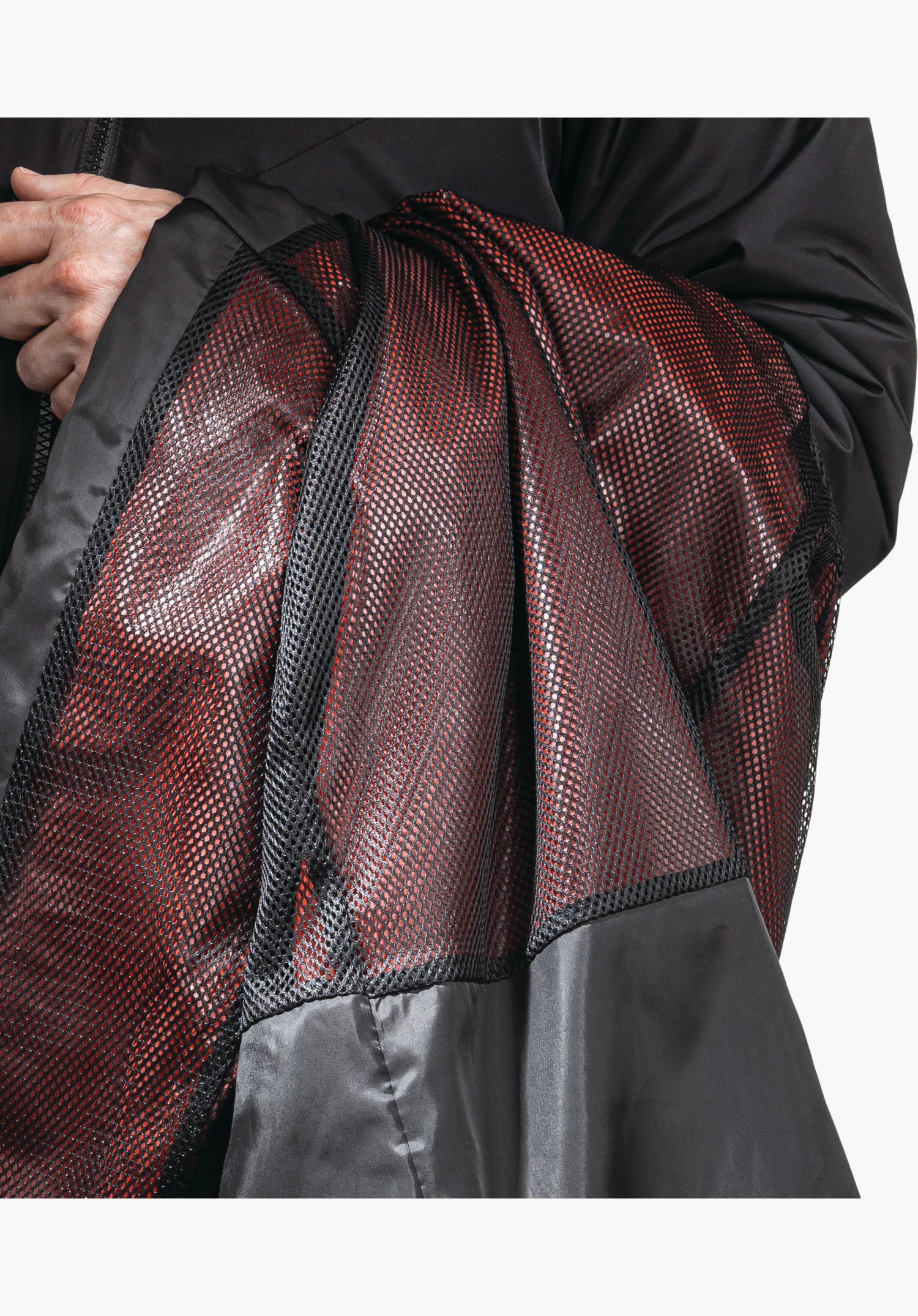 3in1 Jacket Style Tamina MNS zeigt das Innenfutter mit rotem, schimmerndem Stoff unter schwarzem Netzgewebe, Nahaufnahme vor weißem/neutralem Hintergrund.