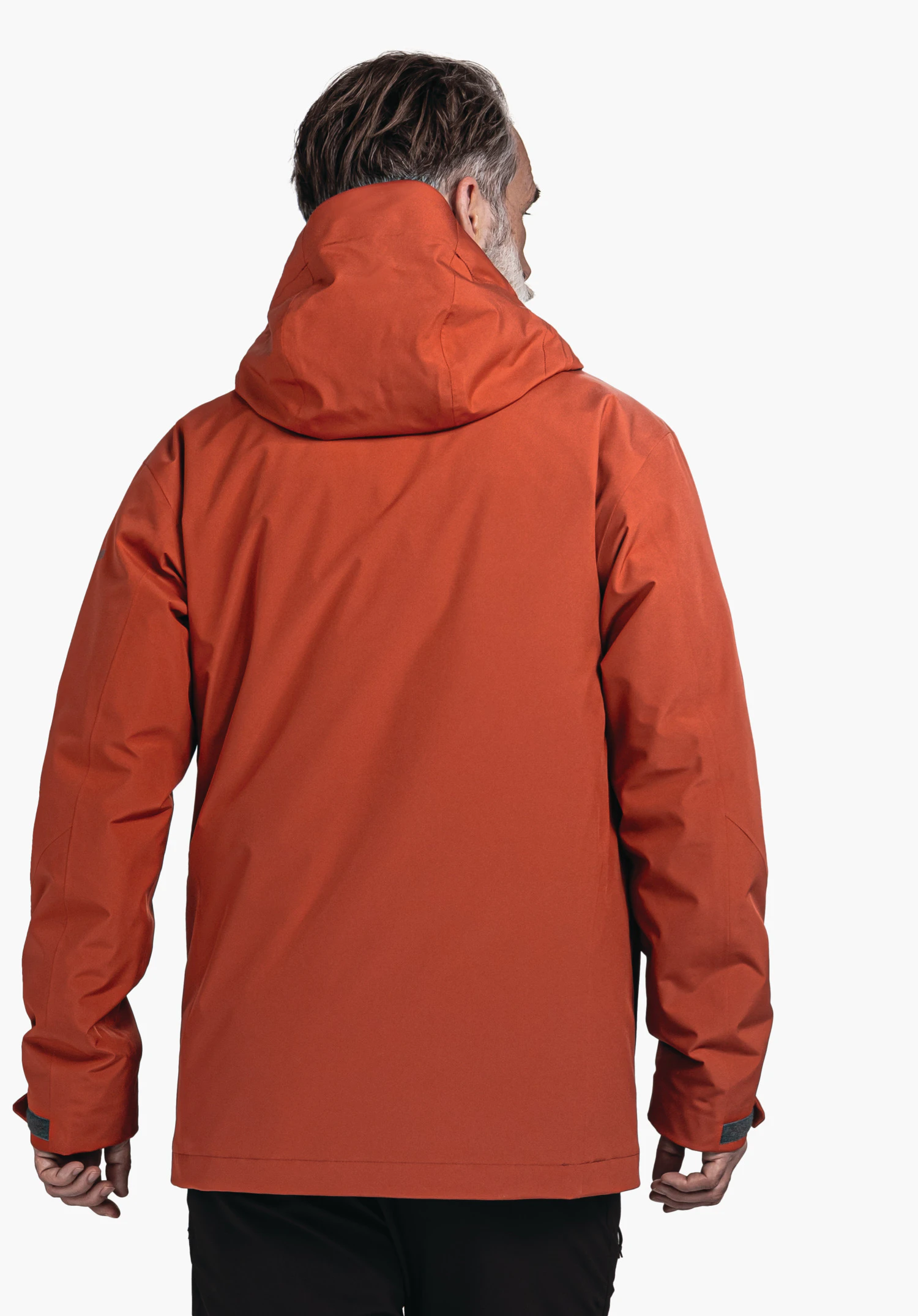 3in1 Jacket Style Tamina MNS Dunkel orange Jacke, von einer Person getragen, Rücken und Kapuze sichtbar; Person steht, Hände seitlich; Kontext: neutraler weißer Hintergrund, schwarze Hose.