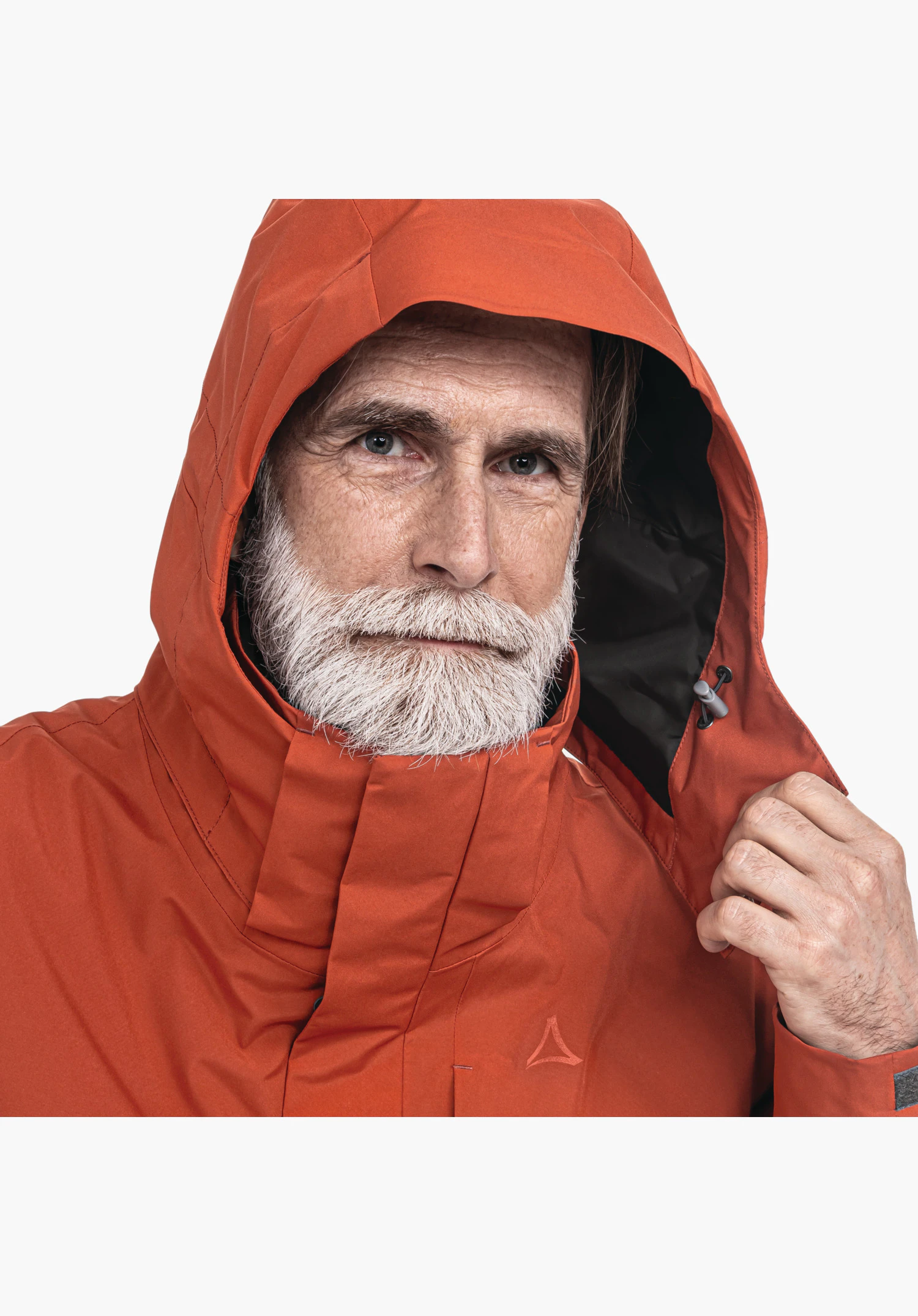 3in1 Jacket Style Tamina MNS zeigt die schützende Kapuze und den hohen Kragen in Rot, ergänzt durch das tonale Schöffel-Logo auf der Brust. Nahaufnahme vor weißem Hintergrund.