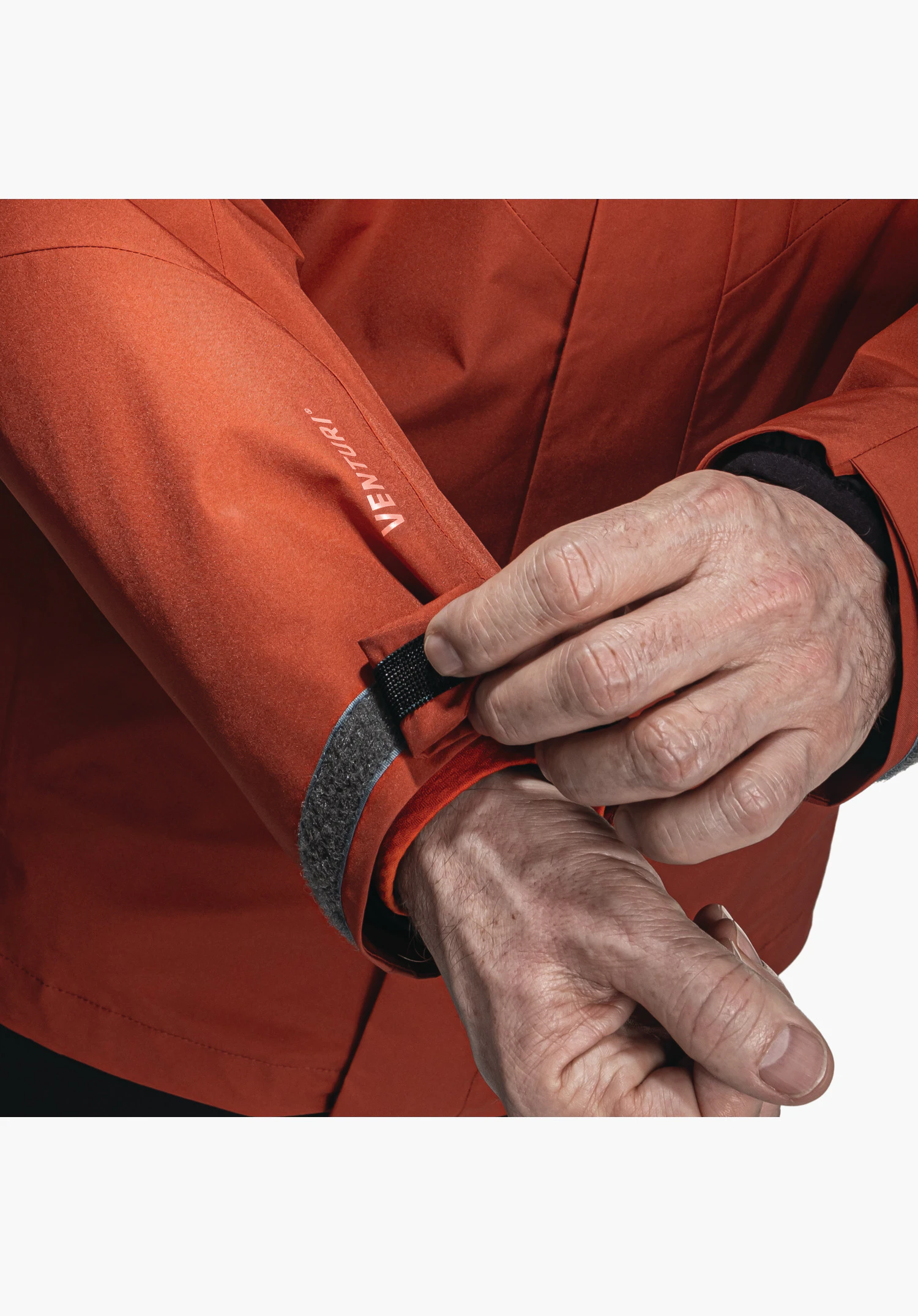 3in1 Jacket Style Tamina MNS zeigt den verstellbaren Ärmelabschluss mit Klettverschluss am roten Oberstoff sowie den Venturi-Schriftzug als Nahaufnahme vor weißem Hintergrund.
