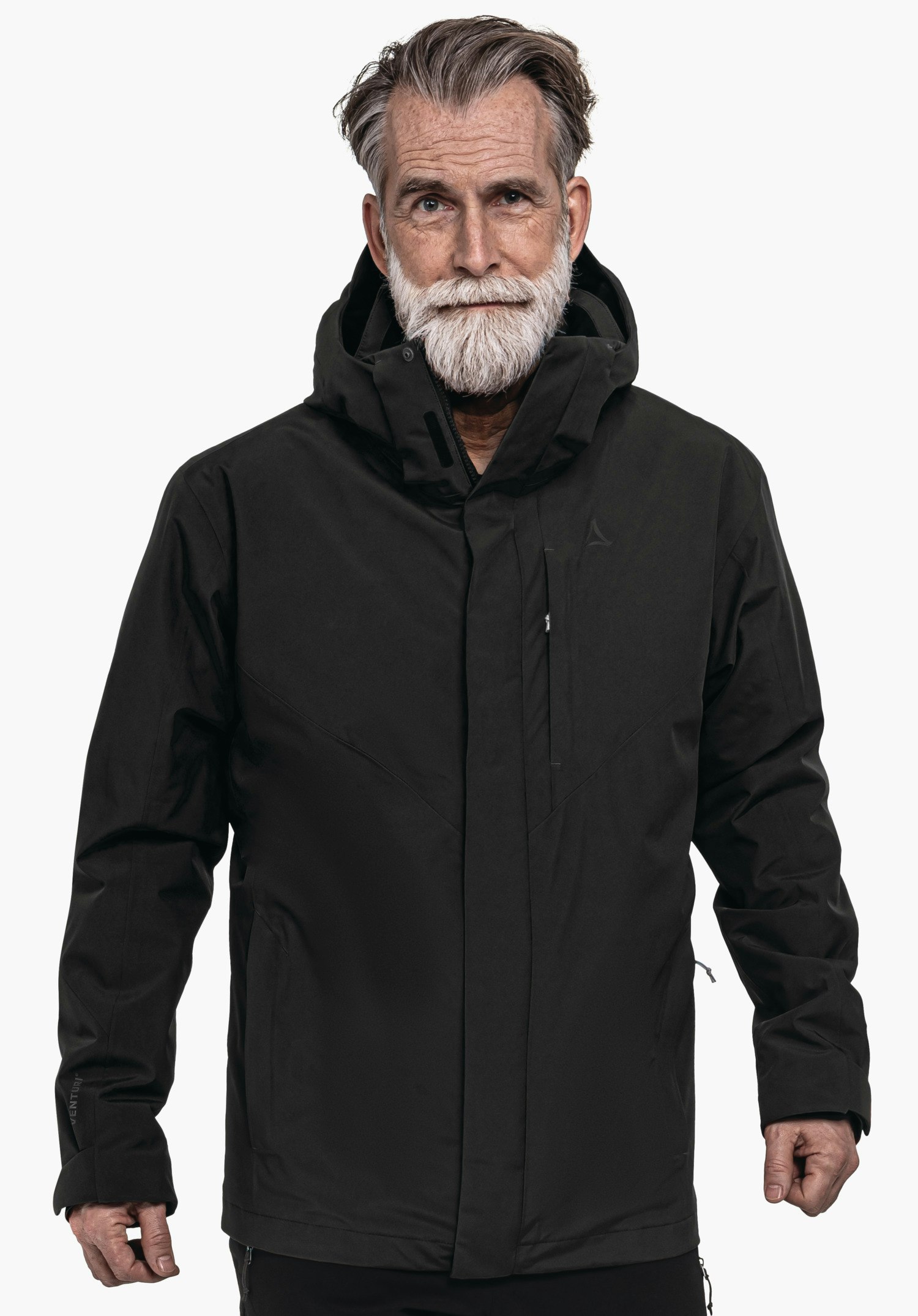 3in1 Jacket Style Tamina MNS Schwarze Jacke, getragen von älterem Mann mit weißem Bart, steht frontal, Kapuze hochgezogen; dezentes Schöffel-Logo auf der Brust; neutraler heller Hintergrund.