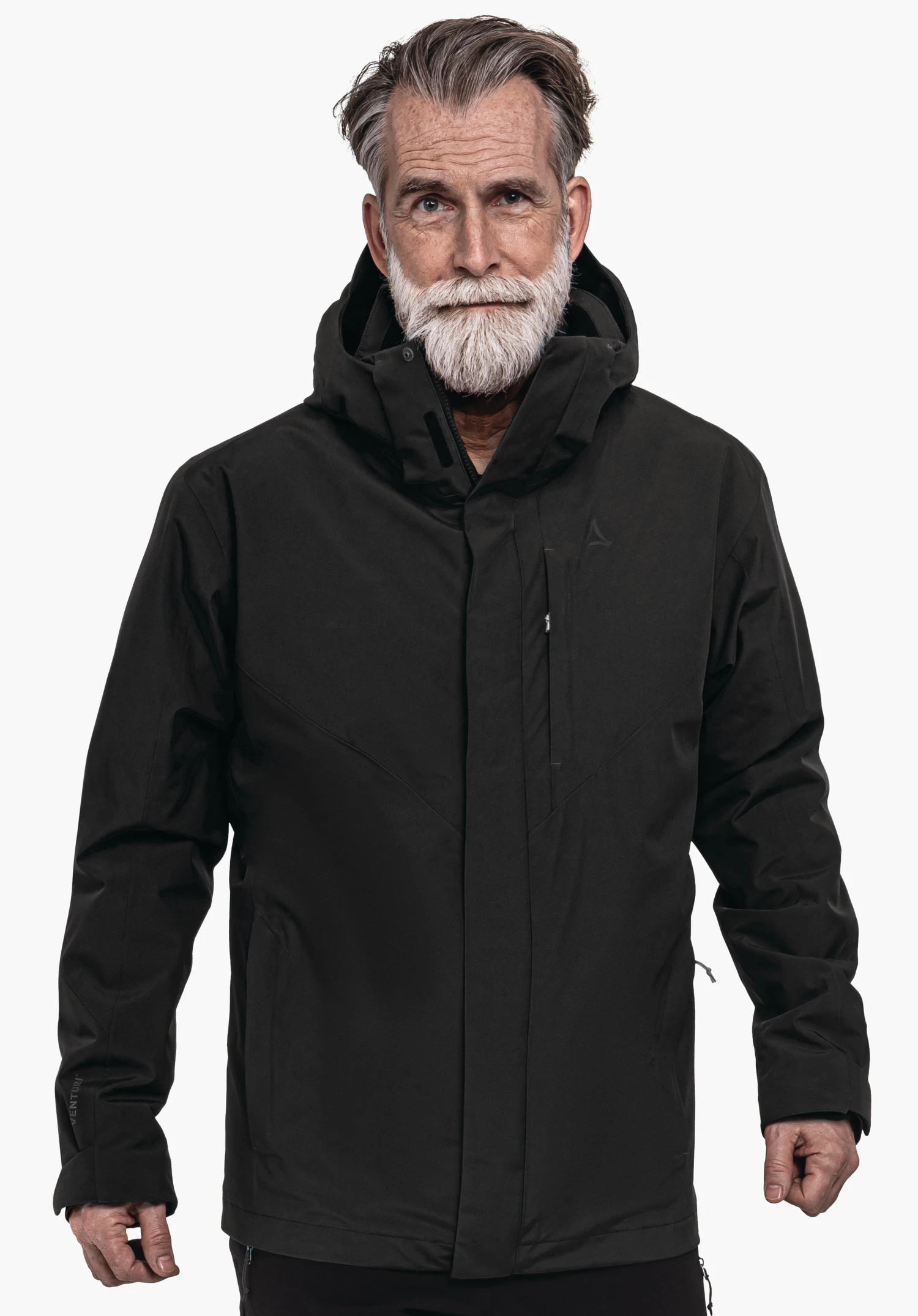 3in1 Jacket Style Tamina MNS Schwarze Jacke, getragen von älterem Mann mit weißem Bart, steht frontal, Kapuze hochgezogen; dezentes Schöffel-Logo auf der Brust; neutraler heller Hintergrund., 3in1 Jacket Style Tamina MNS Schwarze Jacke, getragen von älterem Mann mit weißem Bart, steht frontal, Kapuze hochgezogen; dezentes Schöffel-Logo auf der Brust; neutraler heller Hintergrund.