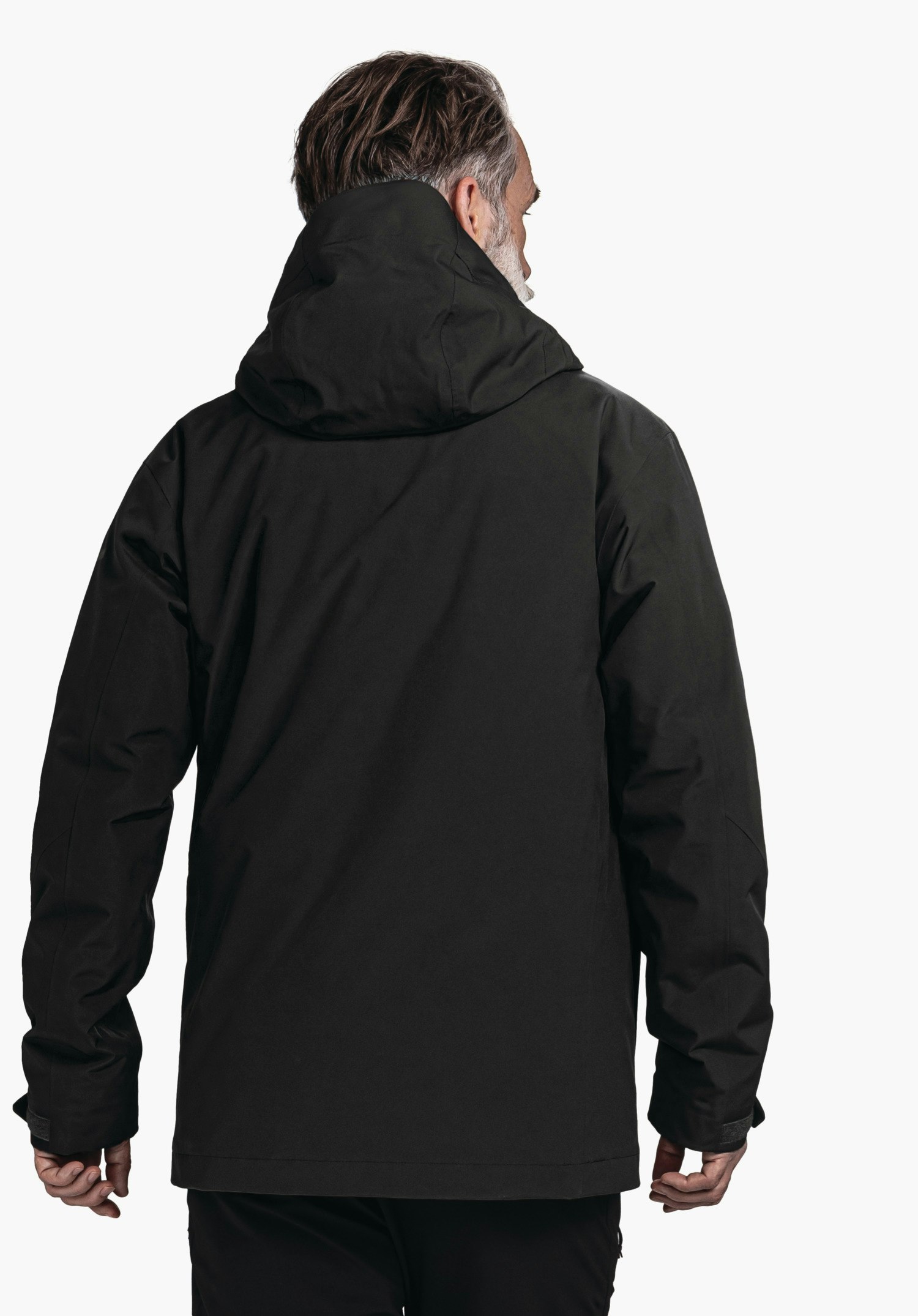 3in1 Jacket Style Tamina MNS dunkelschwarzer Kapuzenmantel, getragen von einem Mann, steht mit dem Rücken zur Kamera; Hände locker seitlich, vor einfarbigem weißen Hintergrund.