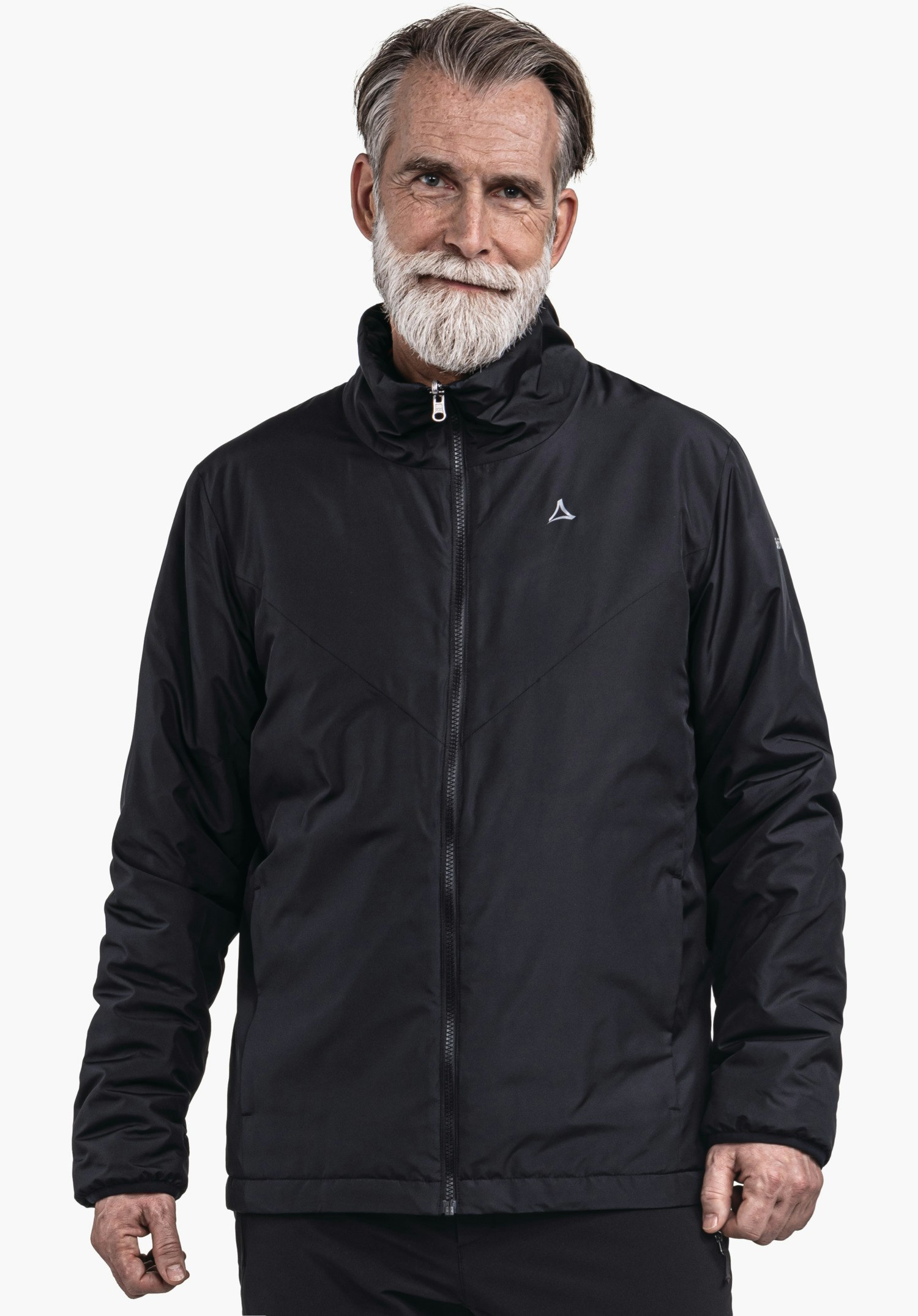 3in1 Jacket Style Tamina MNS Schwarze Jacke mit Reißverschluss, getragen von älterem Mann; Schöffel-Logo auf linker Brust; weißer Bart, graue Haare; neutraler weißer Hintergrund.