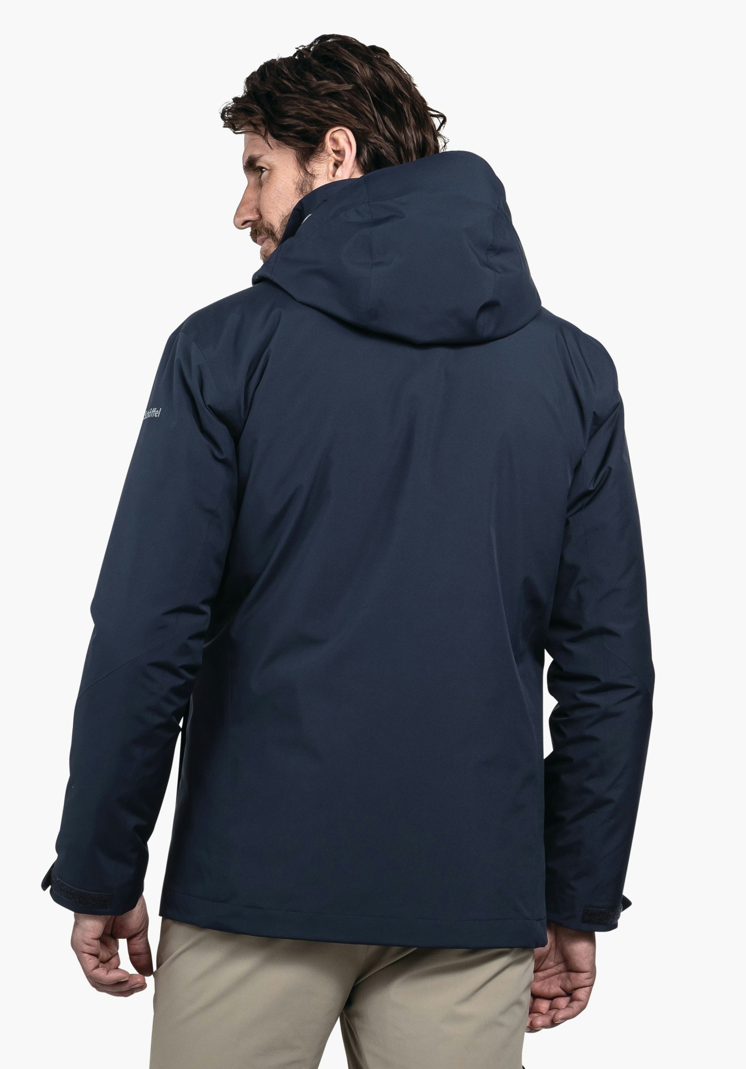 3in1 Jacket Style Tamina MNS dunkelblau Jacke, Rückenansicht, von einem Mann getragen, Kapuze hoch, neutraler weißer Hintergrund. Text auf Ärmel: "Schöffel".