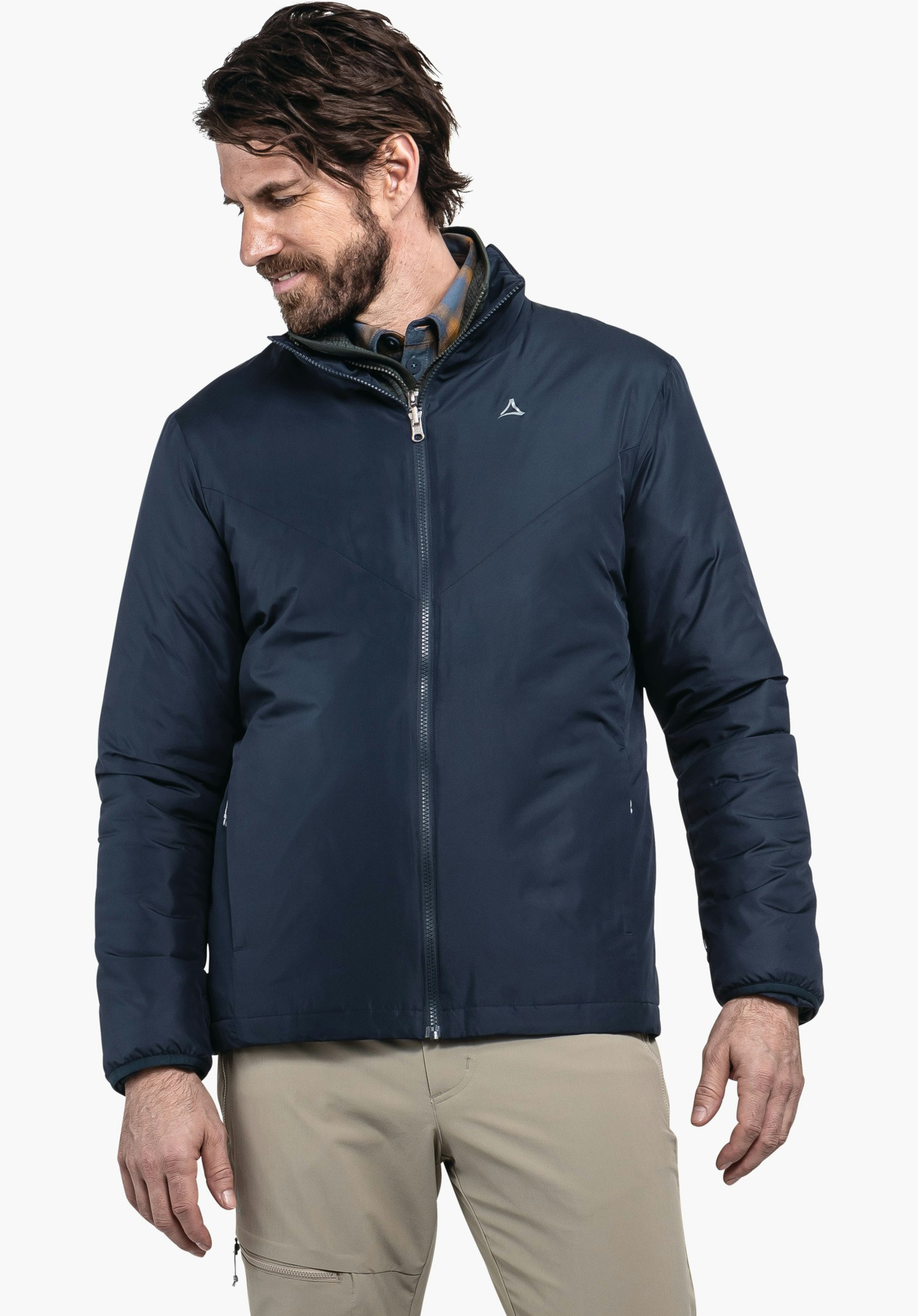3in1 Jacket Style Tamina MNS dunkelblaue Jacke, getragen von einem Mann, der nach links blickt und leicht lächelt; Schöffel-Logo auf der Brust; stehendes Halbporträt vor weißem Hintergrund.