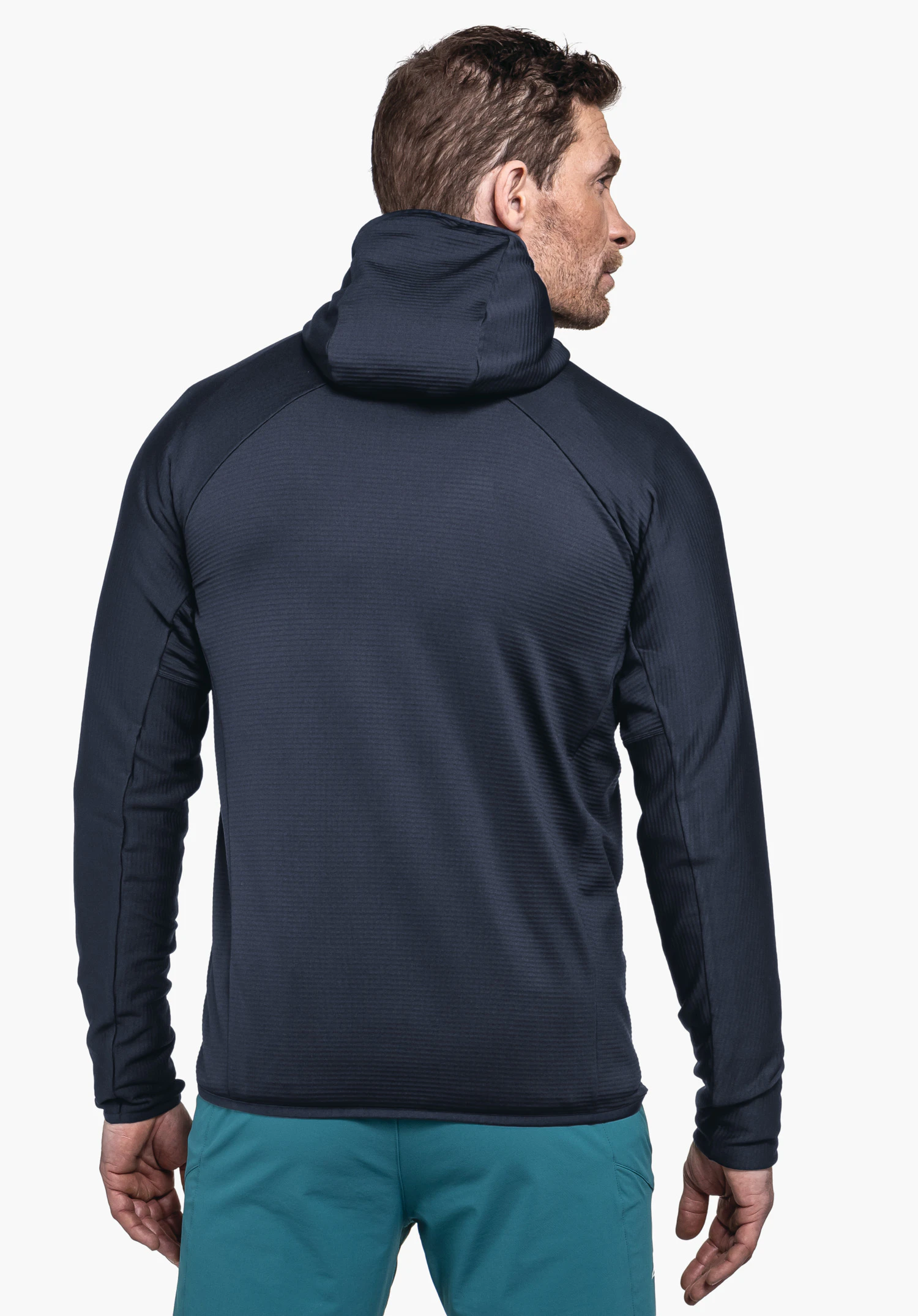 Fleece Hoody Style Cascata MNS en vue de dos porté par un mannequin sur un fond neutre de couleur bleue.