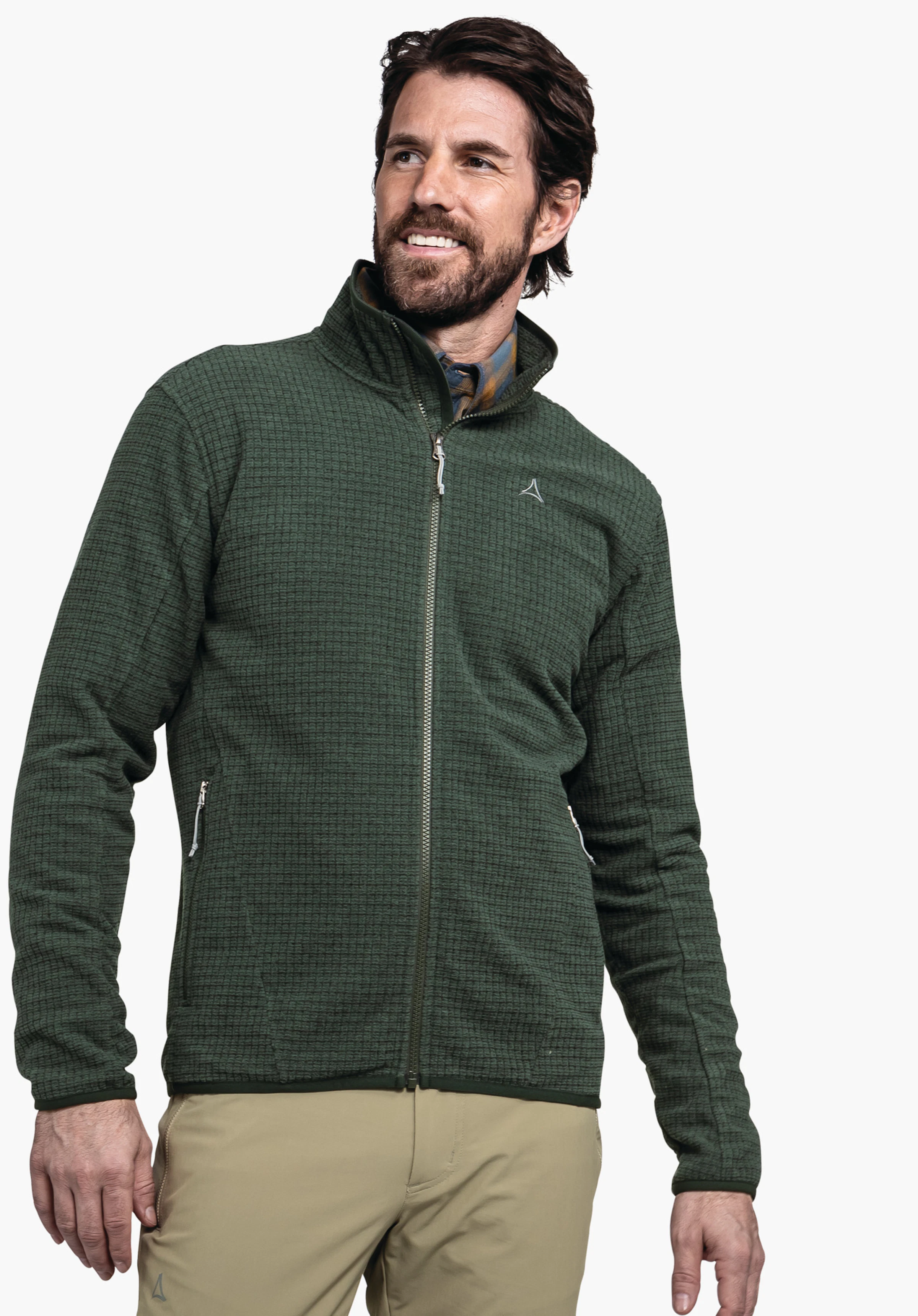 CIRC Fleece Jk Style Terxa MNS veste homme vert foncé avec fermeture éclair et logo Schöffel, portée par un homme souriant debout de manière détendue devant un fond blanc neutre.