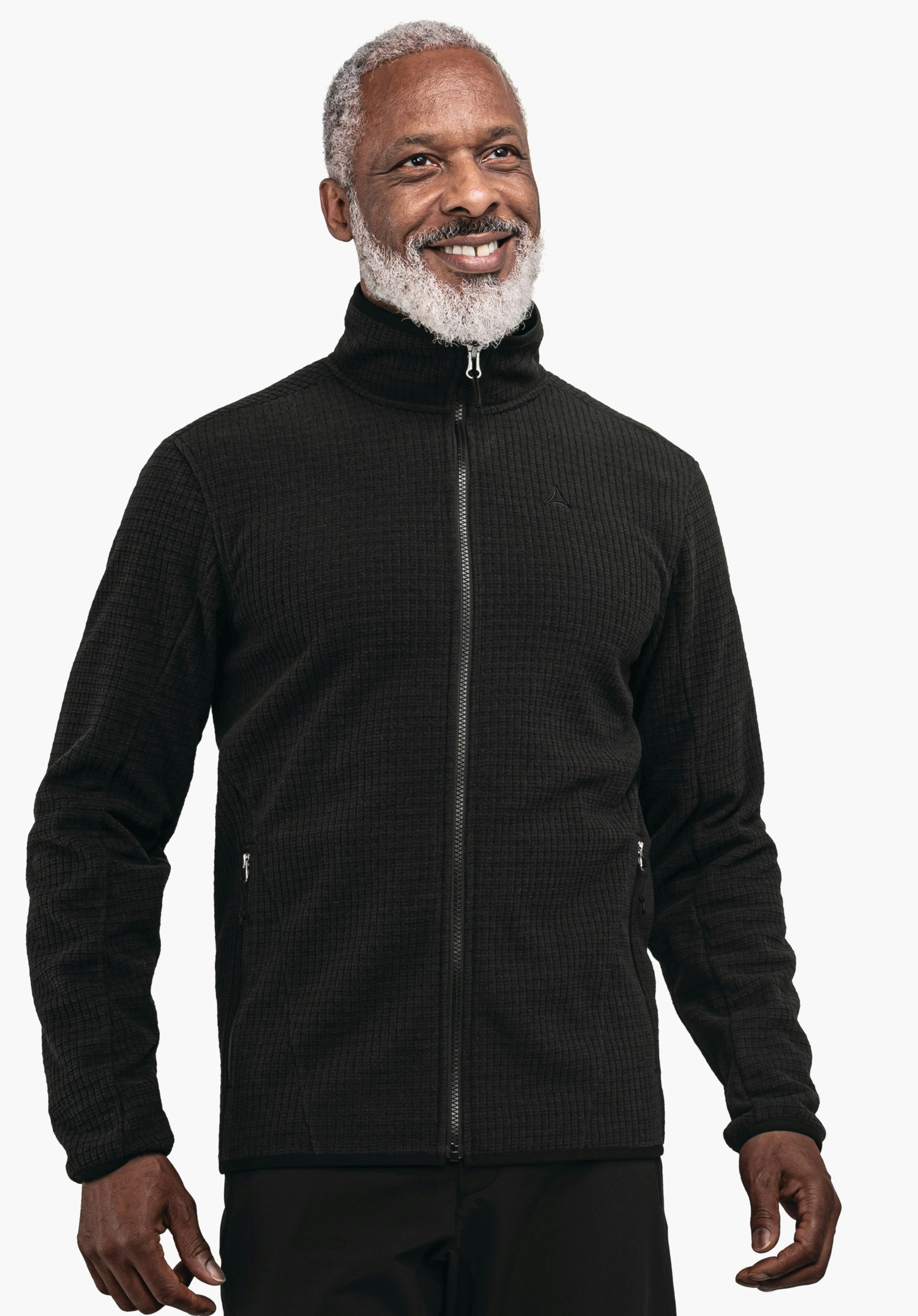CIRC Fleece Jk Style Terxa MNS Schwarze Jacke mit durchgehendem Reißverschluss. Wird von einem Mann mit weißem Haar und Bart getragen; Schöffel-Logo auf der Brust; stehend vor weißem Hintergrund.