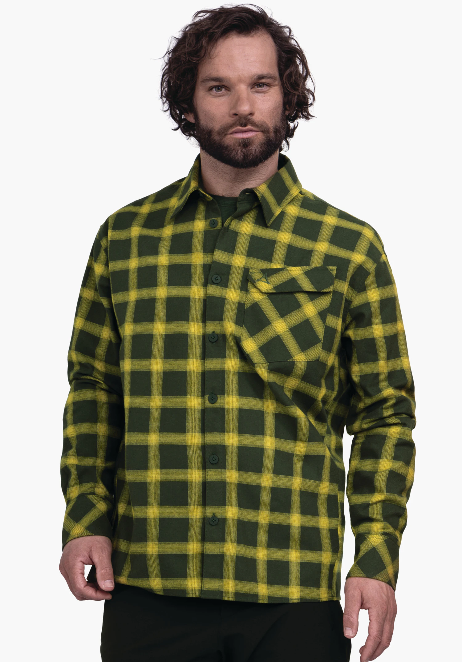 Shirt Style Poplar MNS dunkelgrünes Hemd mit gelbem Karo; getragen von einem Mann, geschlossen geknöpft; Mann steht frontal, Arme locker, vor weißem Hintergrund.