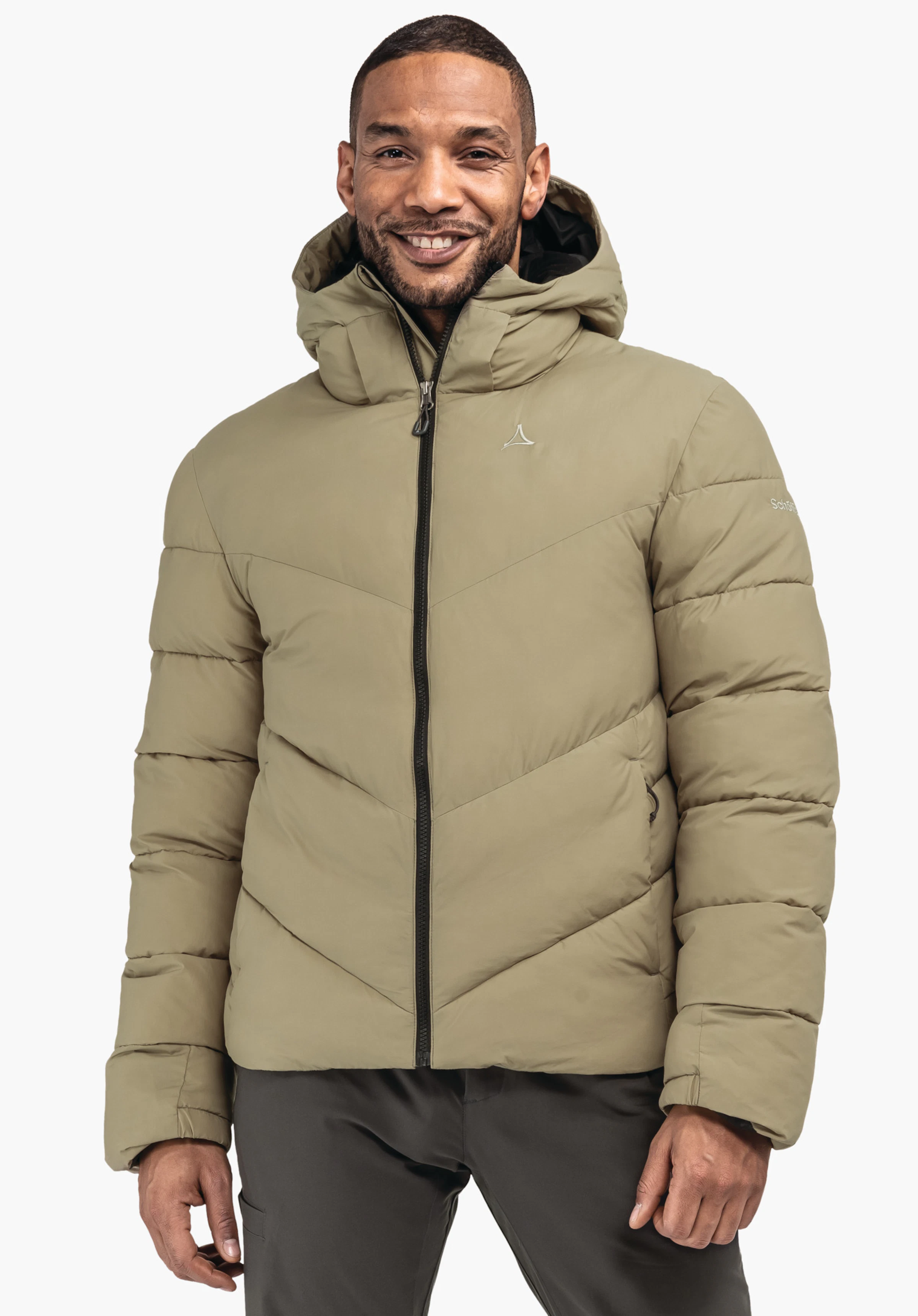 Ins Jacket Style Lodos MNS Hellgrüne Steppjacke wird von einem Mann getragen; er lächelt. Schöffel-Logo auf Brust, Schriftzug 'Schöffel' am Ärmel; vor weißem Hintergrund.