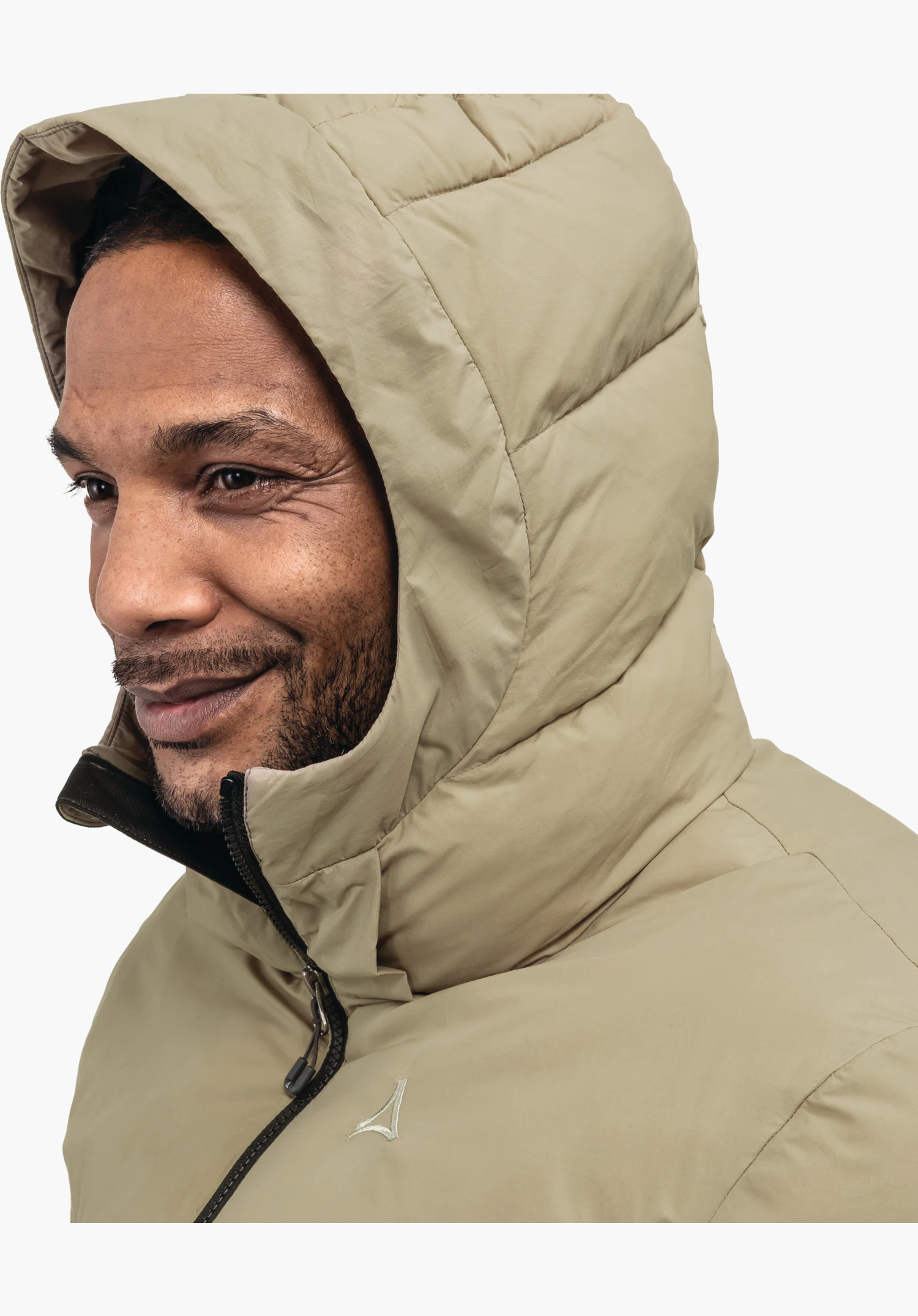 Ins Jacket Style Lodos MNS zeigt den hochgeschlossenen Kragen mit Kapuze aus braunem Material, den Reißverschluss und das Schöffel-Logo auf der Brust in einer Nahaufnahme vor weißem Hintergrund.