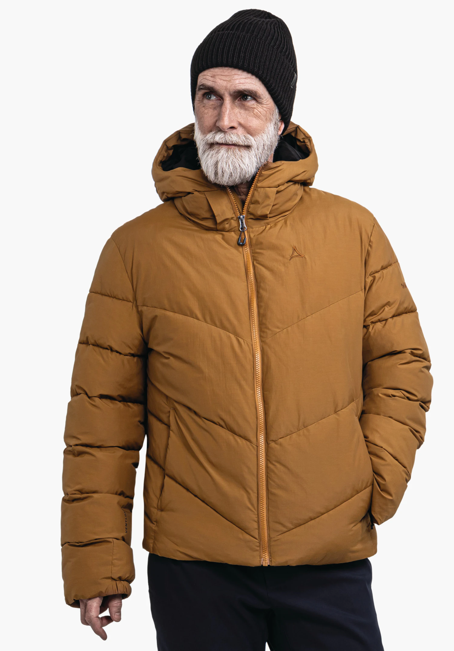 Ins Jacket Style Lodos MNS donkeroranje gewatteerde jas met Schöffel-logo, gedragen door een man met witte baard; hij staat met handen in de zakken voor een witte achtergrond en draagt een zwarte muts en donkerblauwe broek.