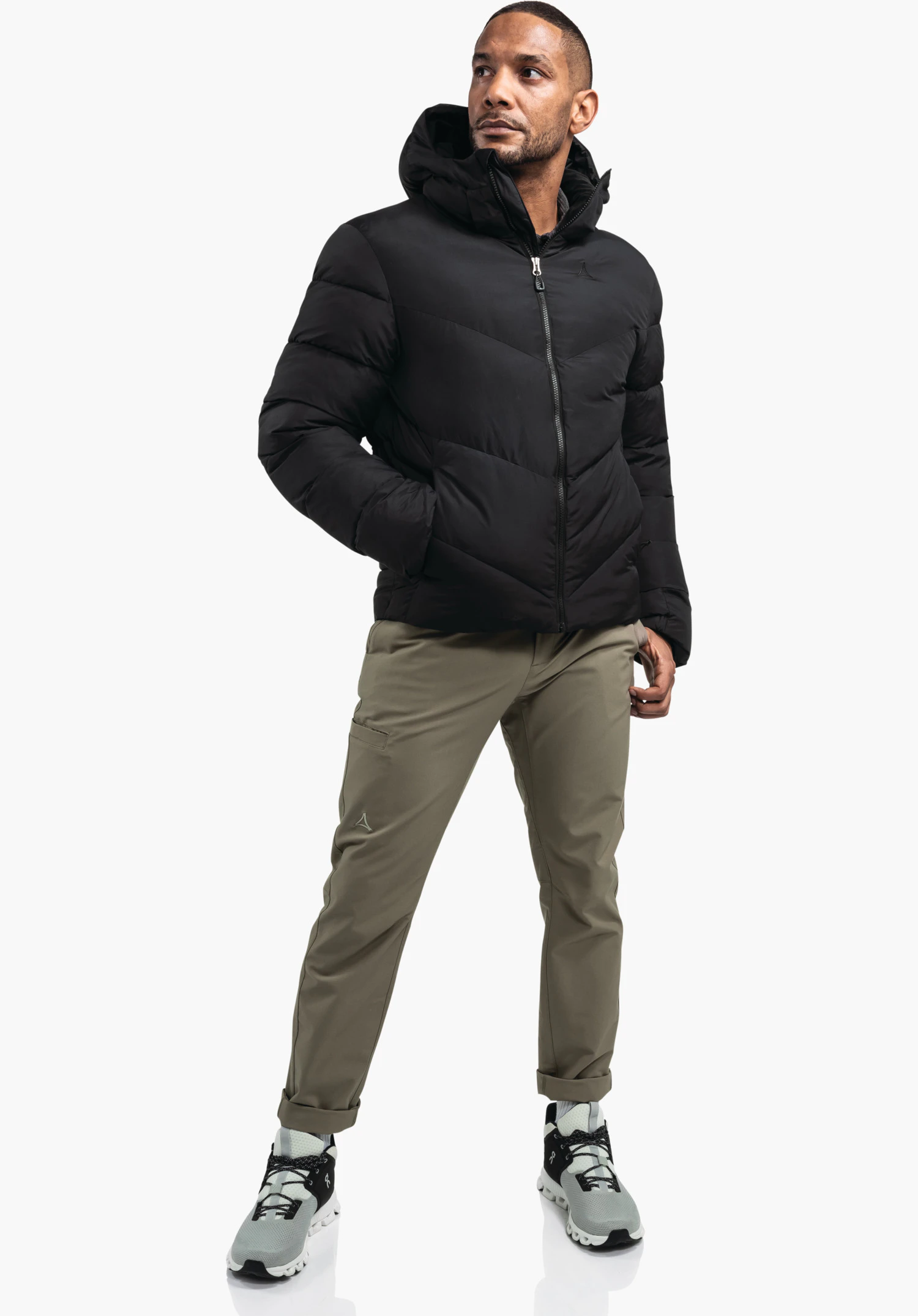 Ins Jacket Style Lodos MNS, le logo Schöffel sur la poitrine et la fermeture éclair avant du tissu noir, gros plan sur fond blanc.