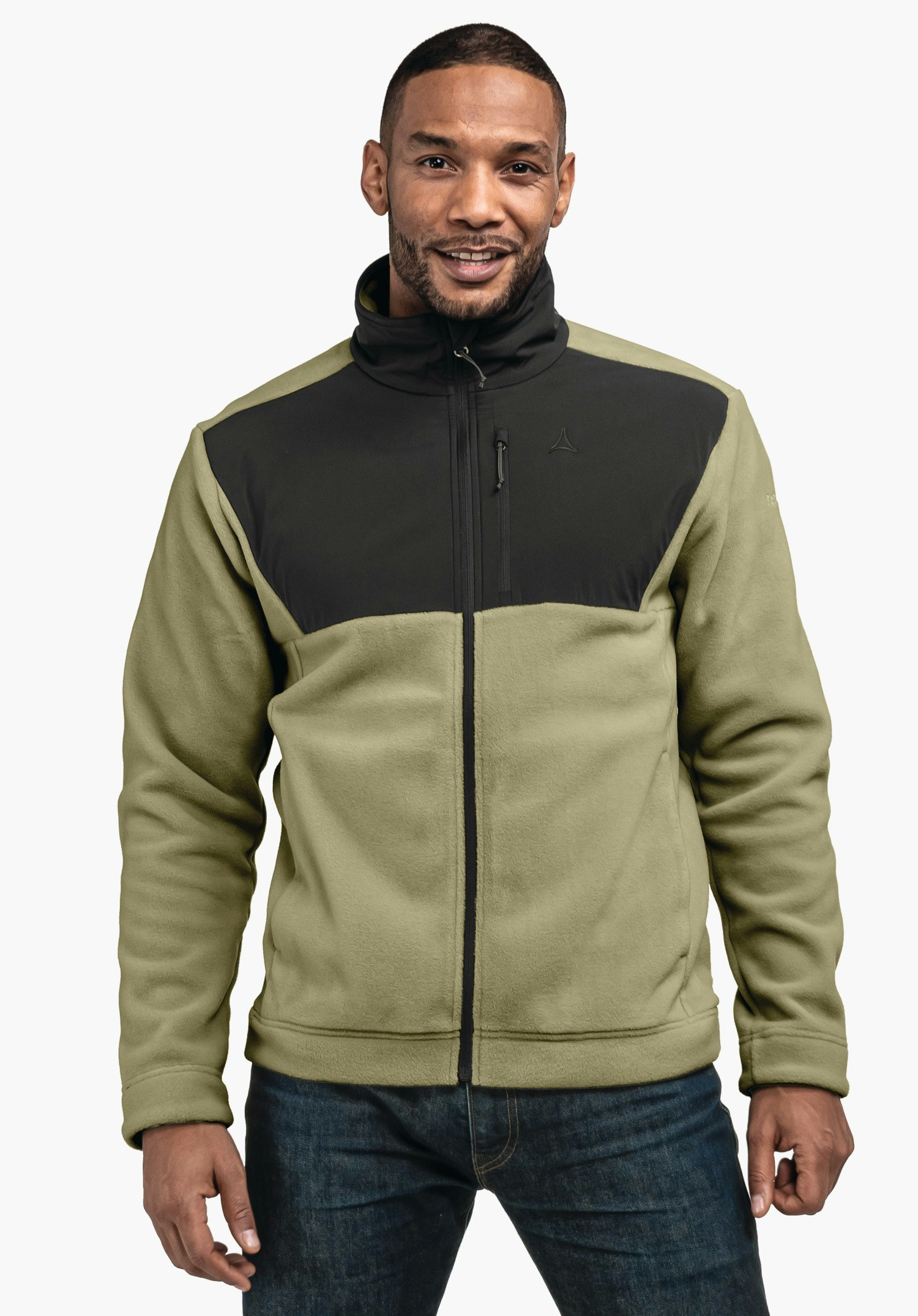 Fleece Jk Style Gregale MNS Hellgrüne Fleecejacke mit schwarzer Brust- und Kragenpartie, sichtbares Schöffel-Logo, von stehendem Mann getragen, lächelt; blaue Jeans, weißer Studiohintergrund.