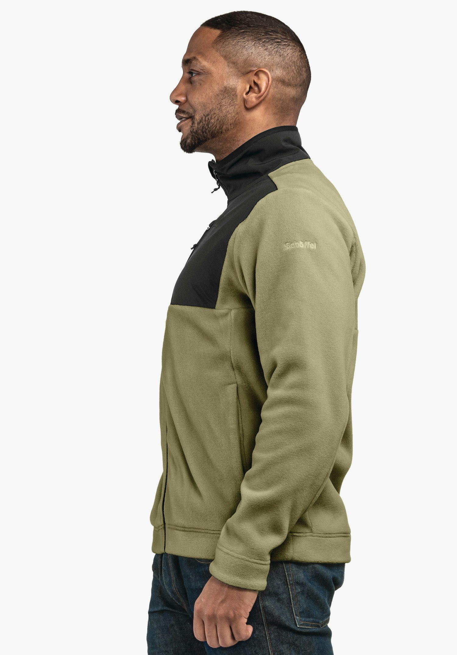 Fleece Jk Style Gregale MNS Fleecejacke hellgrün mit schwarzem Schulterpanel, getragen von stehender Person im Profil vor weißem Hintergrund; auf linkem Oberarm Stickerei "schöffel".