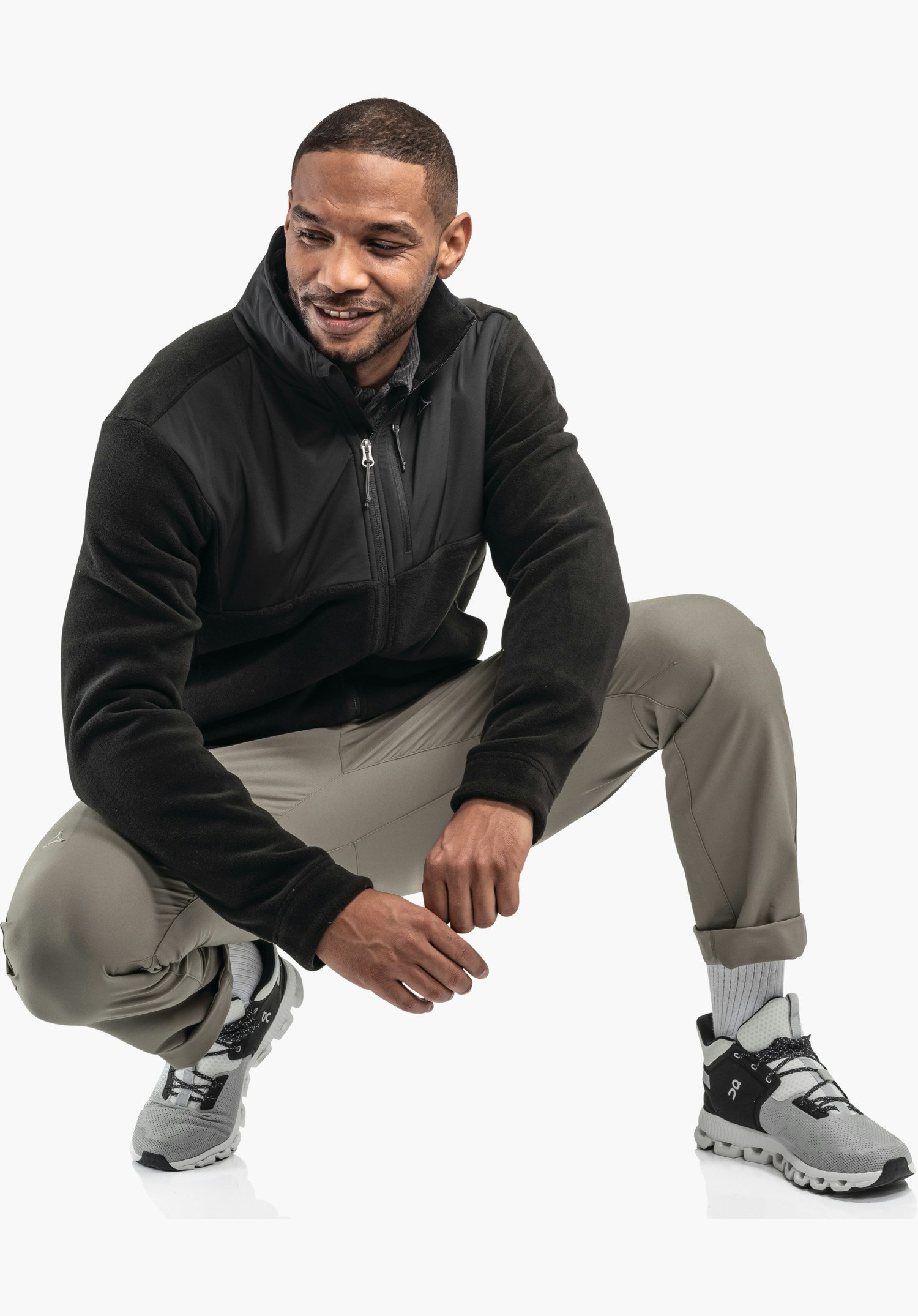 Fleece Jk Style Gregale MNS, Detailansicht der Brusttasche mit Reißverschluss und dem Materialmix aus weichem schwarzen Fleece sowie glattem Overlay, Nahaufnahme vor weißem Hintergrund.
