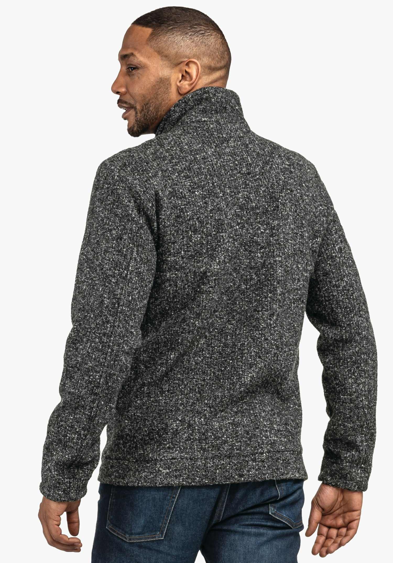 Fleece Jk Style Canterbury MNS Grobgestrickter Herrenpullover, Rückenansicht; Modell dreht den Kopf und blickt zur Seite; stehend vor weißem, einfarbigem Hintergrund.