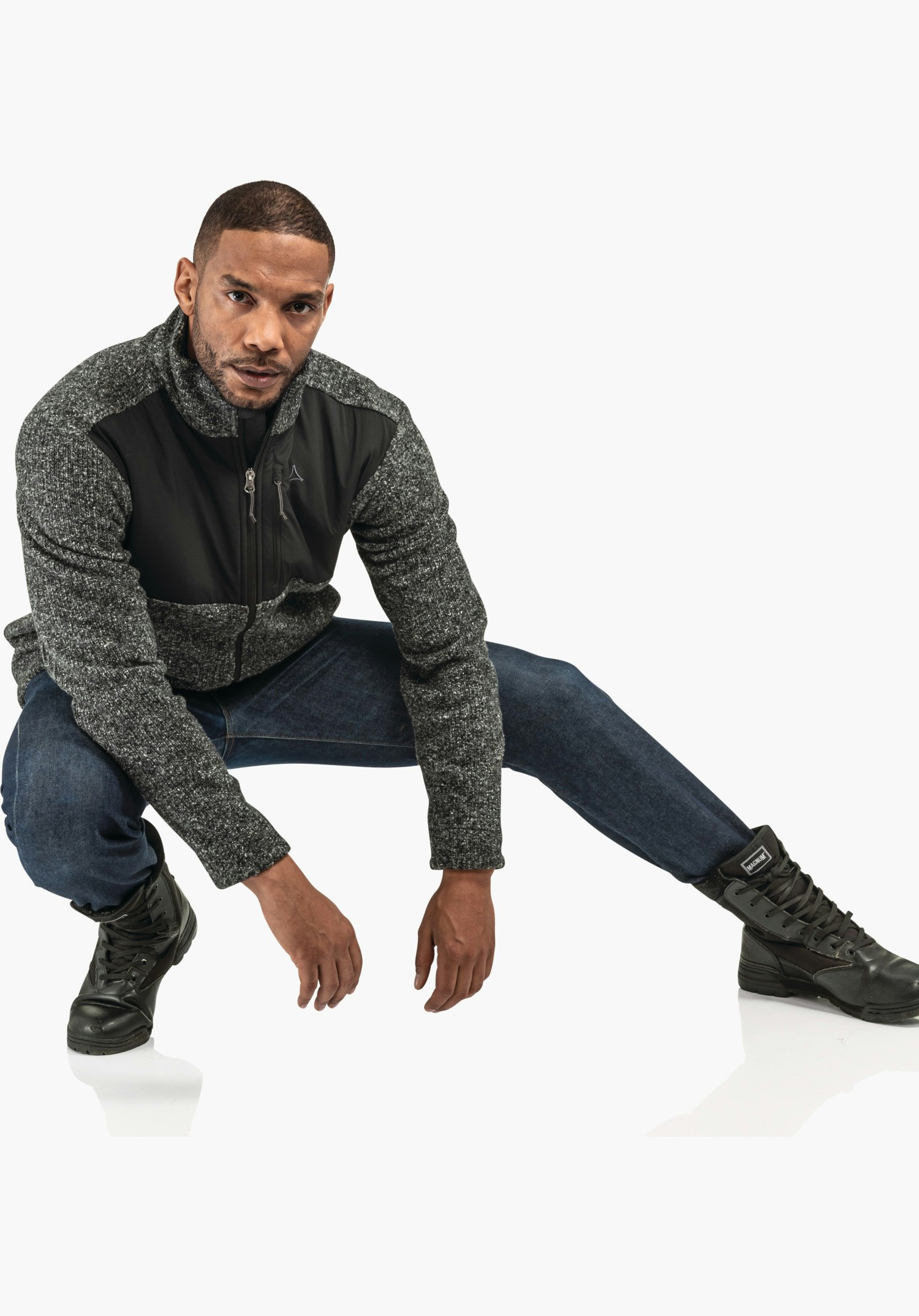 Fleece Jk Style Canterbury MNS zeigt den Materialmix aus Strickoptik und dem glatten, schwarzen Besatz im Brustbereich mit Reißverschluss und Schöffel-Logo als Nahaufnahme vor weißem Hintergrund.