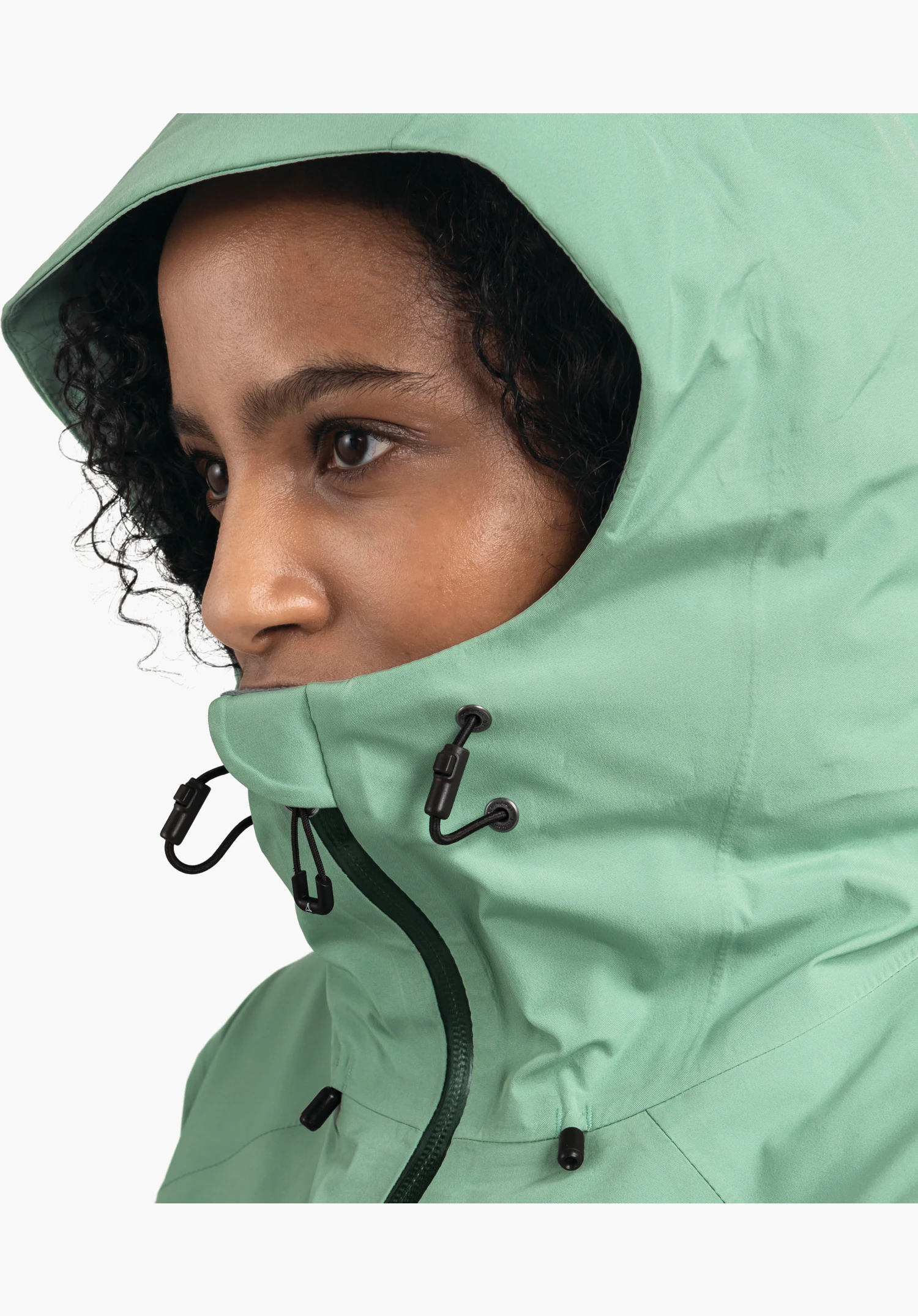 Jacket Style Cascata WMS shows the high collar and hood adjustment with black toggles in green. Detailed close-up against a white background.