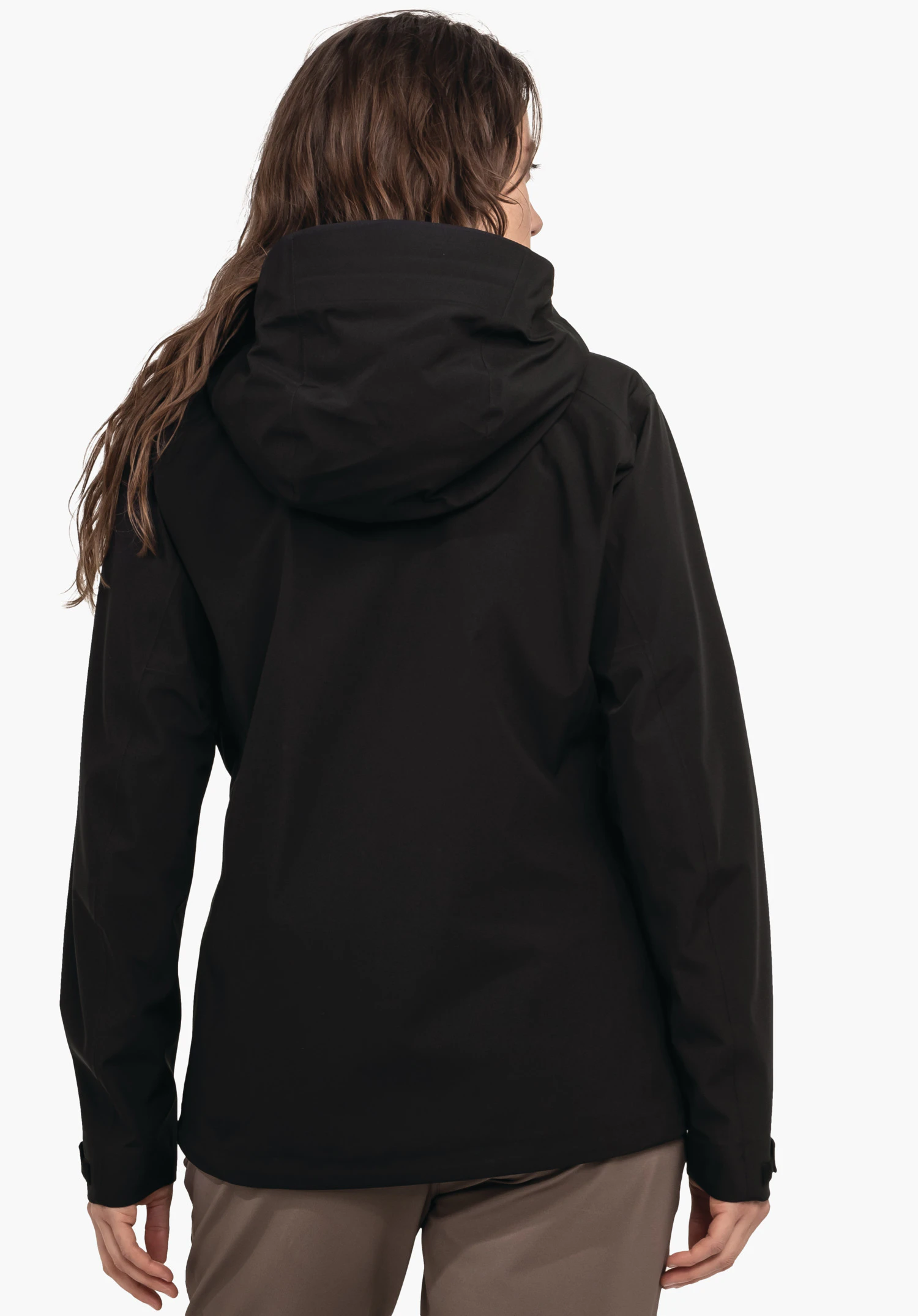 Jacket Style Cascata WMS veste de pluie noire, vue arrière; personne regardant vers la droite, capuche reposant sur le dos; cheveux longueur épaules; debout devant un fond clair uni.