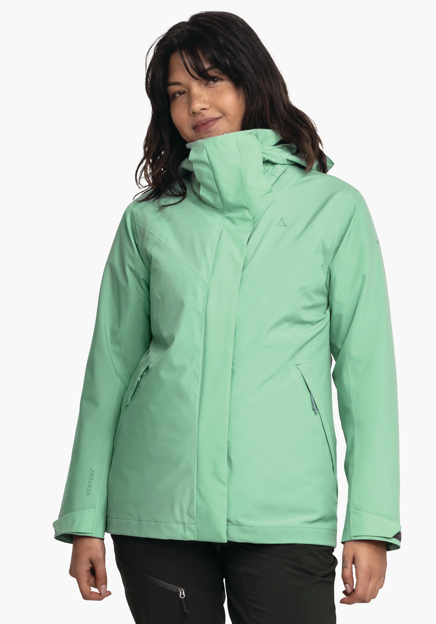 3in1 Jacket Style Tamina WMS lichtgroene jas, gedragen door een vrouw, met hooggesloten kraag, Schöffel-logo op de borst; staat voor witte achtergrond. Tekst op mouw: VENTURI.