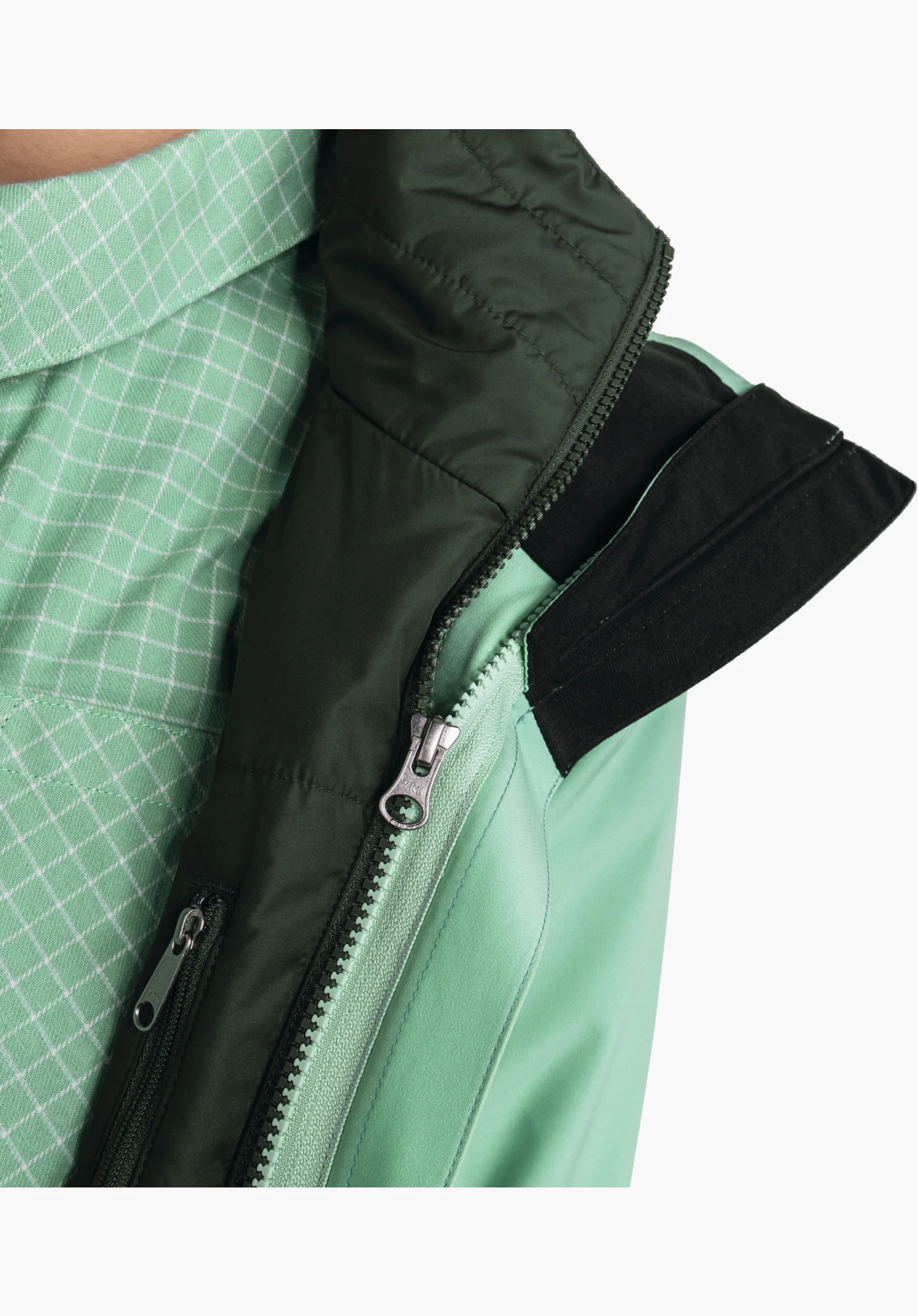 3in1 Jacket Style Tamina WMS toont het ritssysteem tussen de groene buiten- en binnenjas bij de kraag, close-up voor een witte achtergrond.
