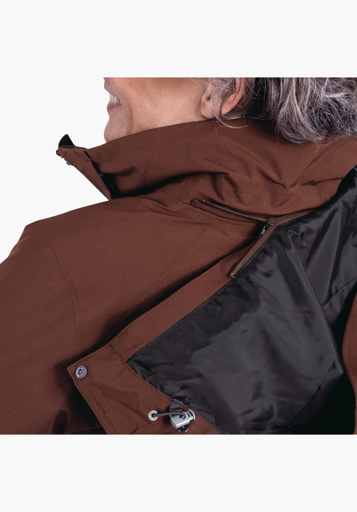 3in1 Jacket Style Tamina WMS, Detail des braunen Kragenbereichs mit Reißverschluss zur Kapuzenbefestigung und verstellbarem Kordelstopper, Nahaufnahme vor weißem Hintergrund.