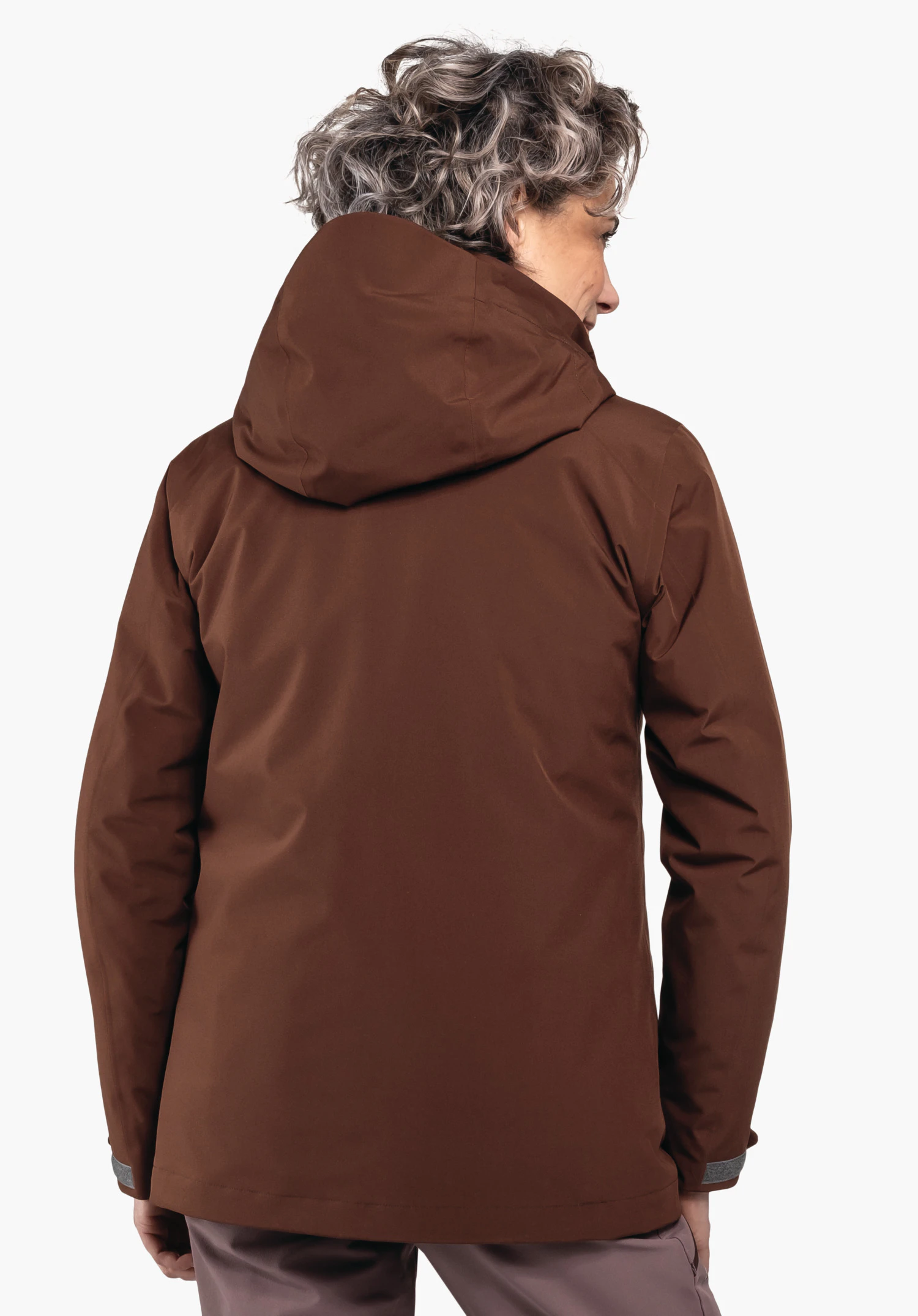 3in1 Jacket Style Tamina WMS dunkelbraune Jacke; getragen von einer Person, die nach rechts blickt, Kapuze hochgezogen; Rückansicht vor schlichtem weißem Hintergrund. Graue, lockige Haare sichtbar.