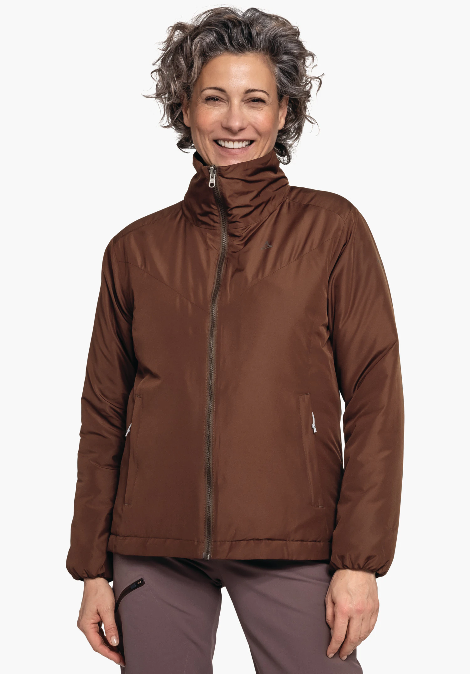 3in1 Jacket Style Tamina WMS Jacke, von einer lächelnden Person getragen; Reißverschluss geschlossen, Schöffel-Logo auf der Brust; Frau steht vor hellem Hintergrund, Hände locker an den Seiten.