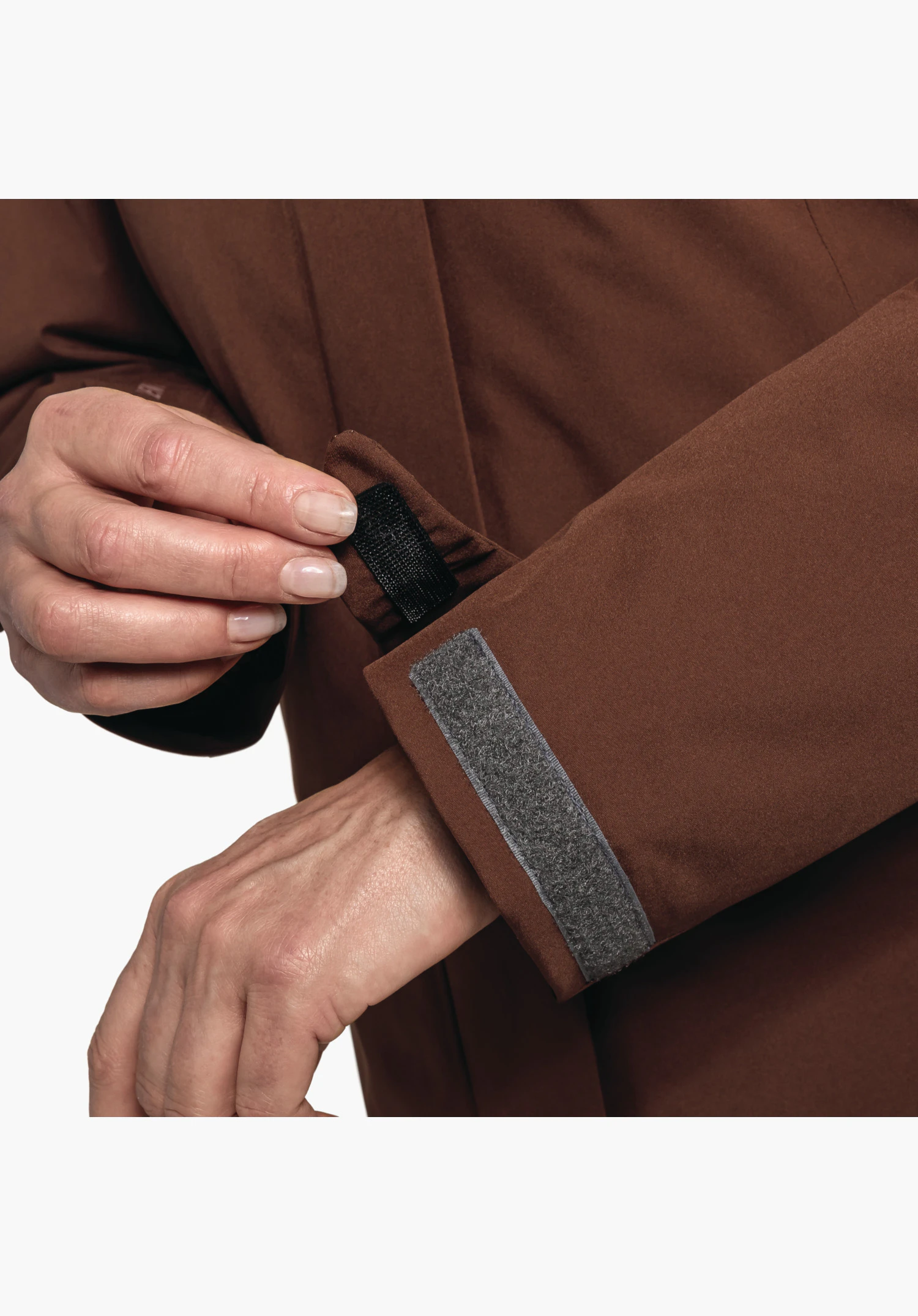 3in1 Jacket Style Tamina WMS, Detailansicht des verstellbaren Klettverschlusses am braunen Ärmelbündchen zur individuellen Weitenregulierung, Nahaufnahme vor weißem Hintergrund.