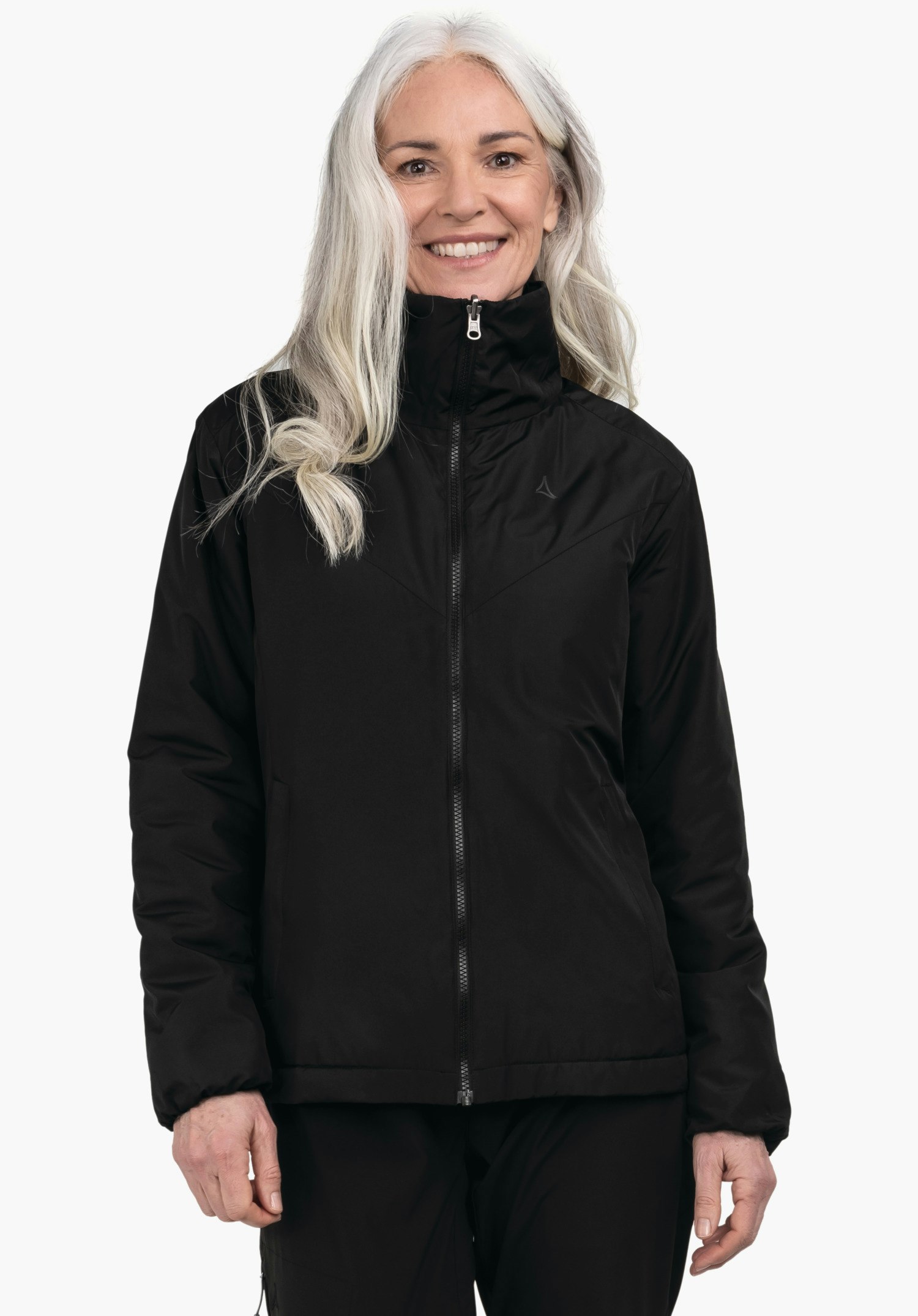 3in1 Jacket Style Tamina WMS veste noire avec logo Schöffel, portée par une femme souriante; fermeture éclair remontée jusqu’au col, bras détendus sur les côtés; fond blanc clair.