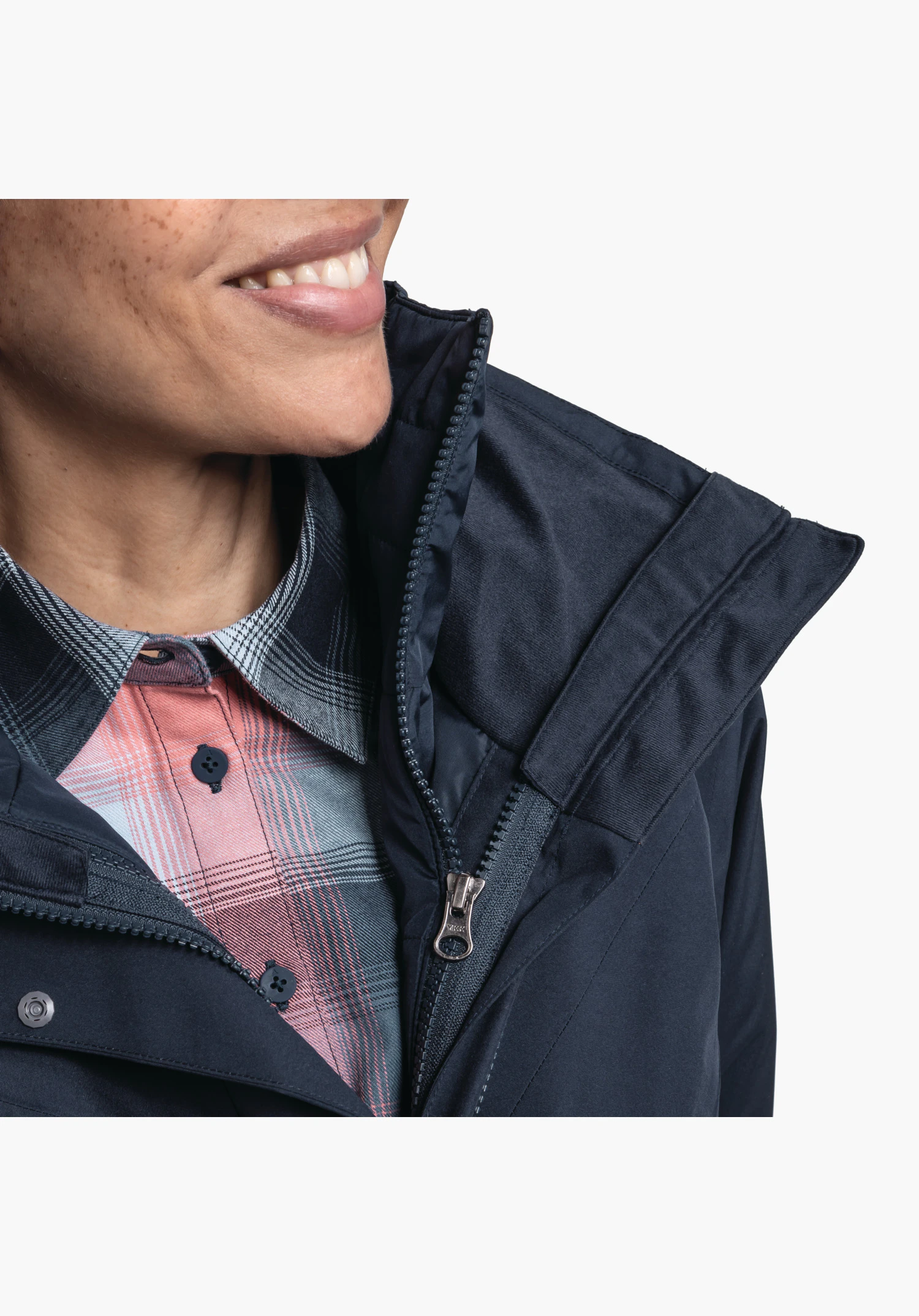 3in1 Jacket Style Tamina WMS zeigt den hohen Stehkragen, den Reißverschluss und die blaue Windschutzleiste mit Druckknopf. Nahaufnahme vor weißem/neutralem Hintergrund.